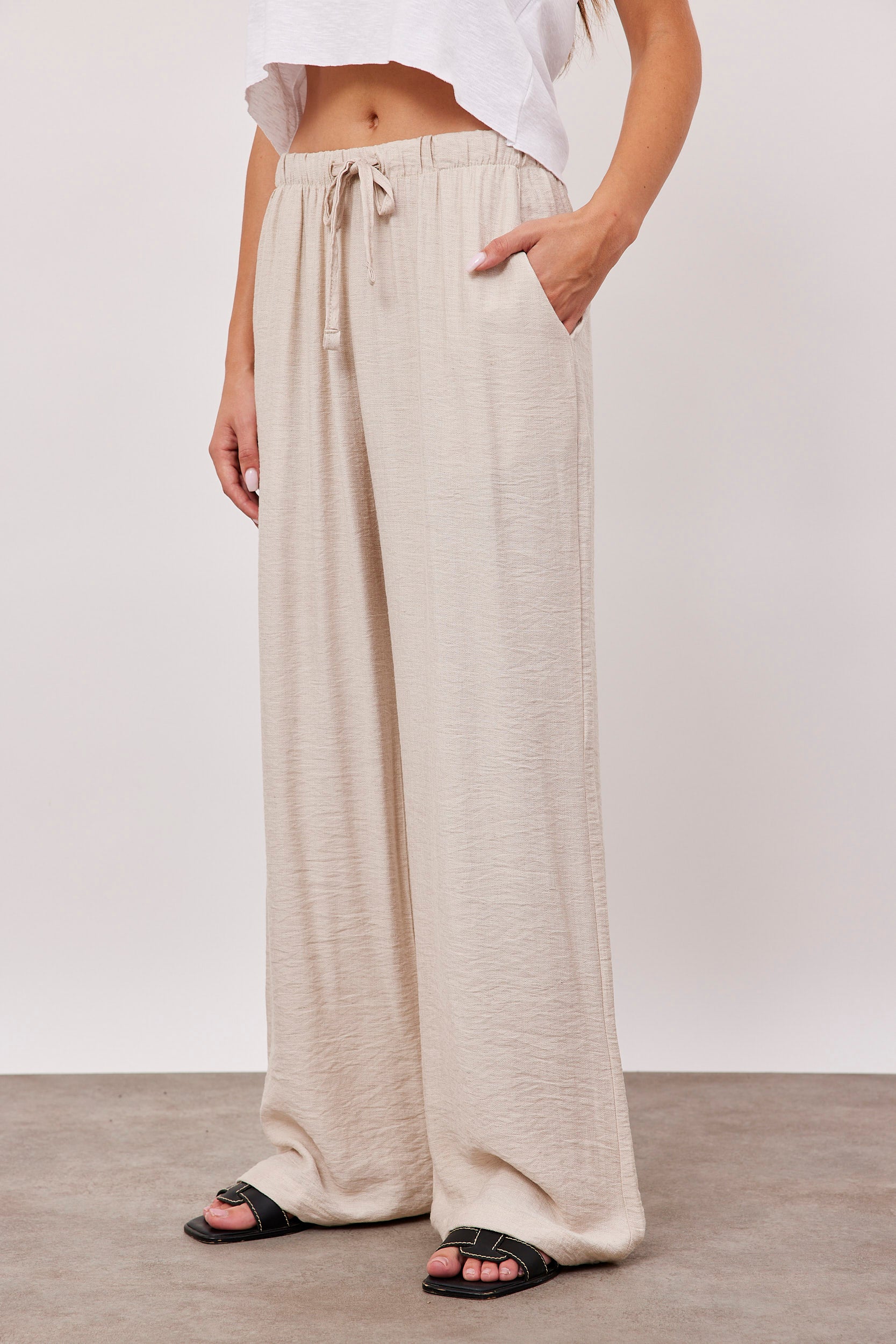 מכנסיים נשפכים במראה פשתן