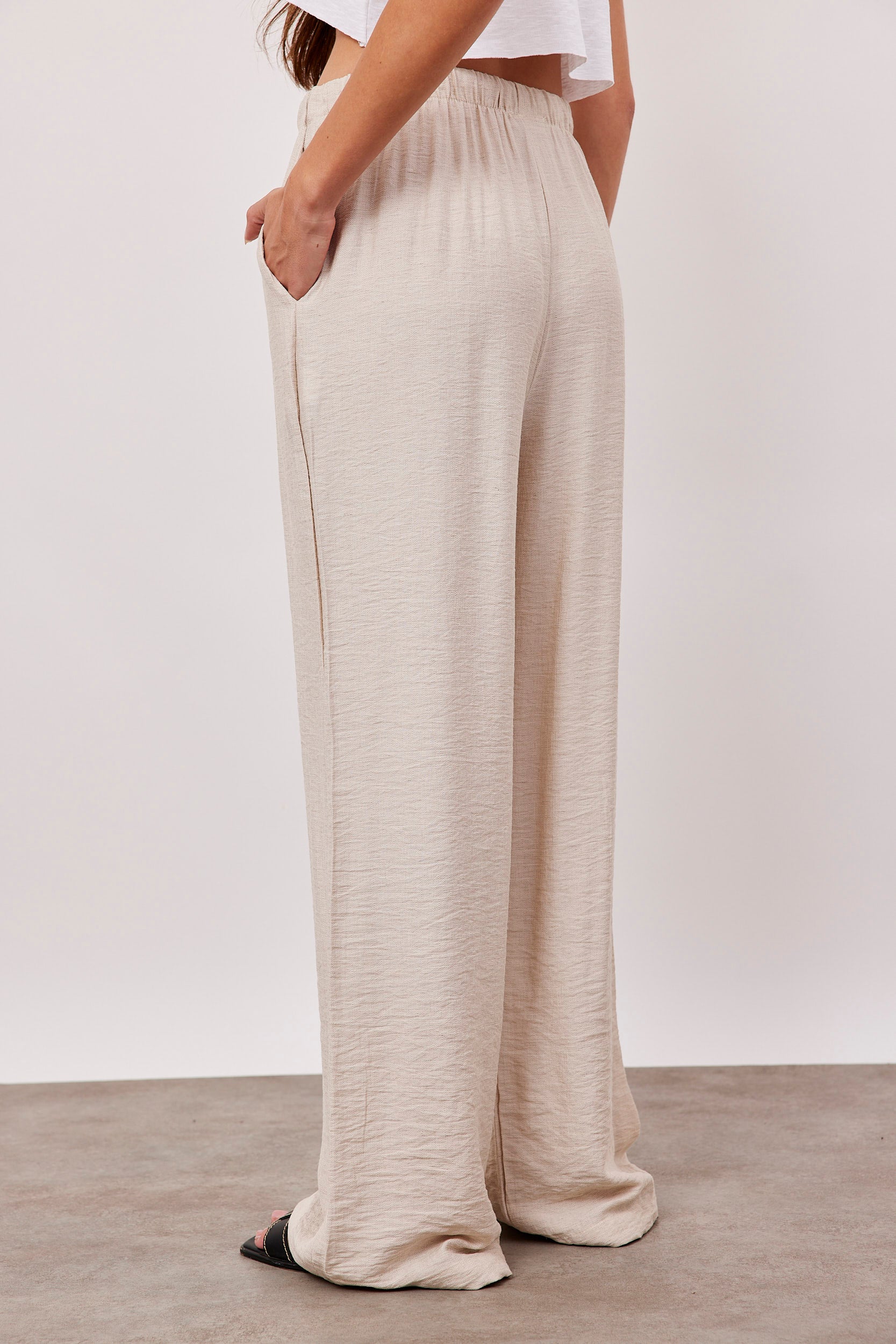 מכנסיים נשפכים במראה פשתן