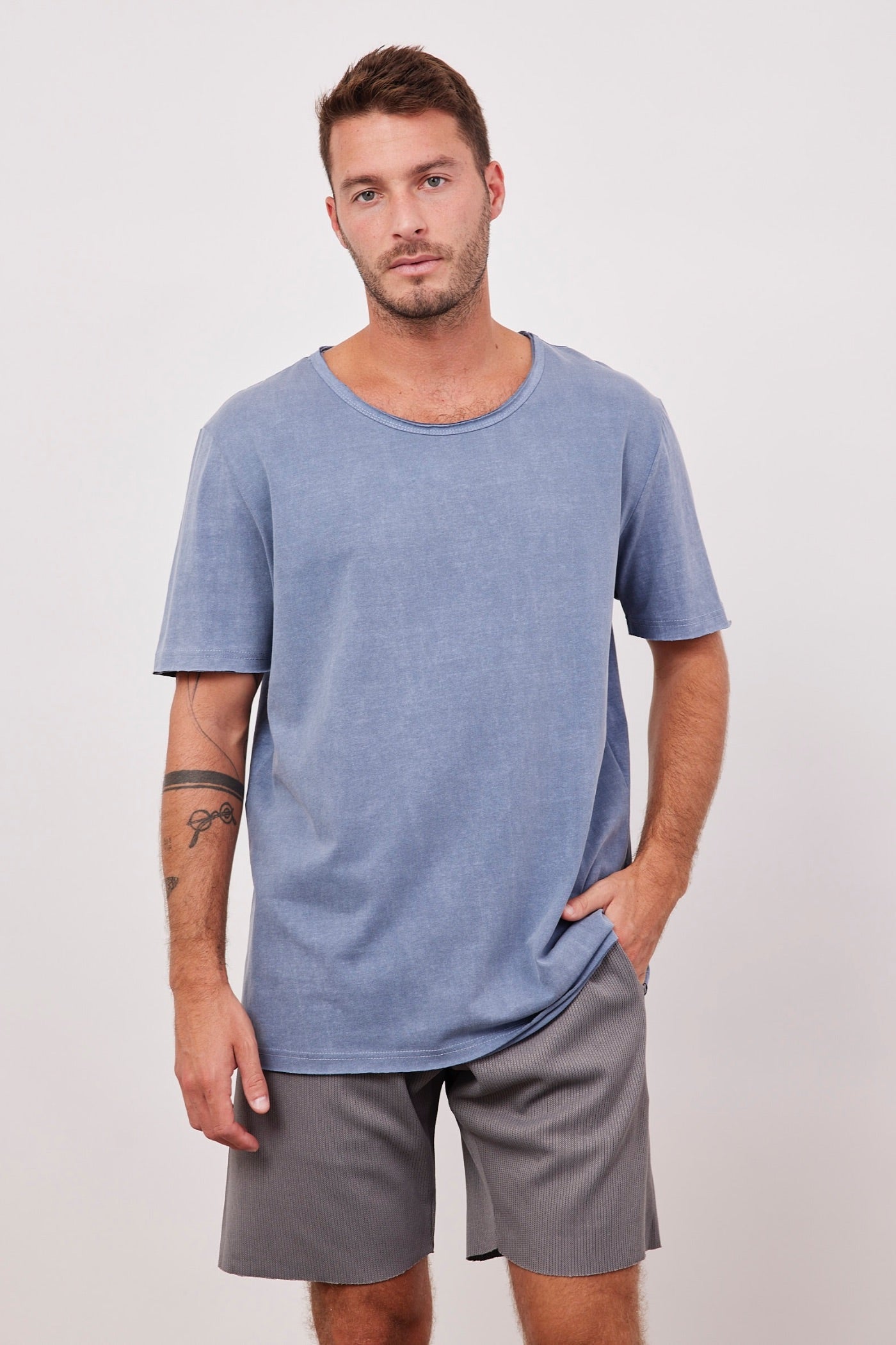 חולצת ווש בסיומת גזורה