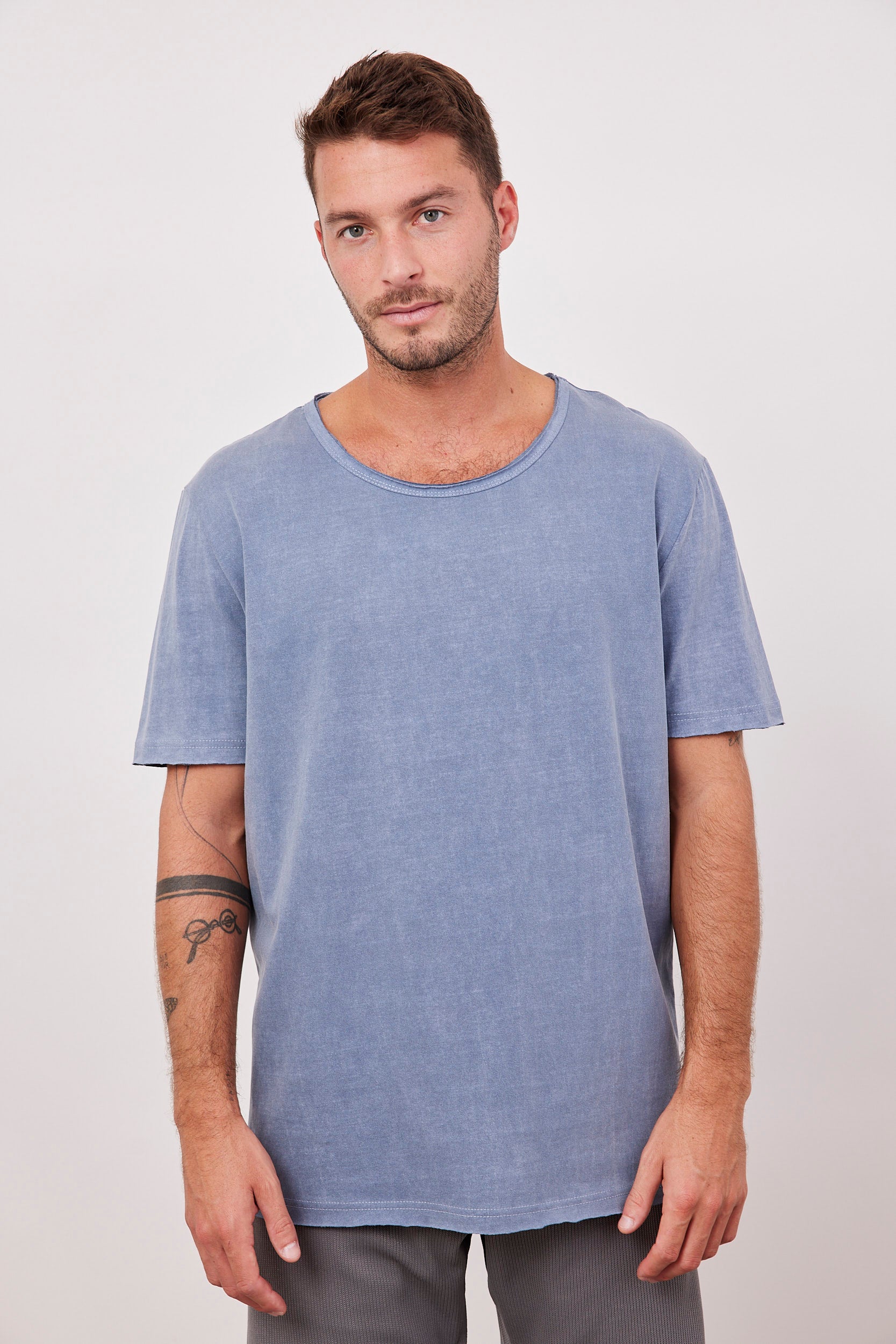 חולצת ווש בסיומת גזורה