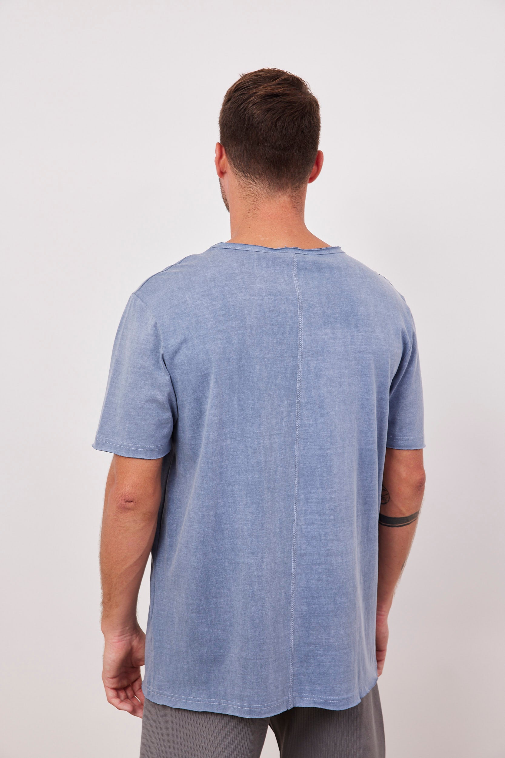 חולצת ווש בסיומת גזורה