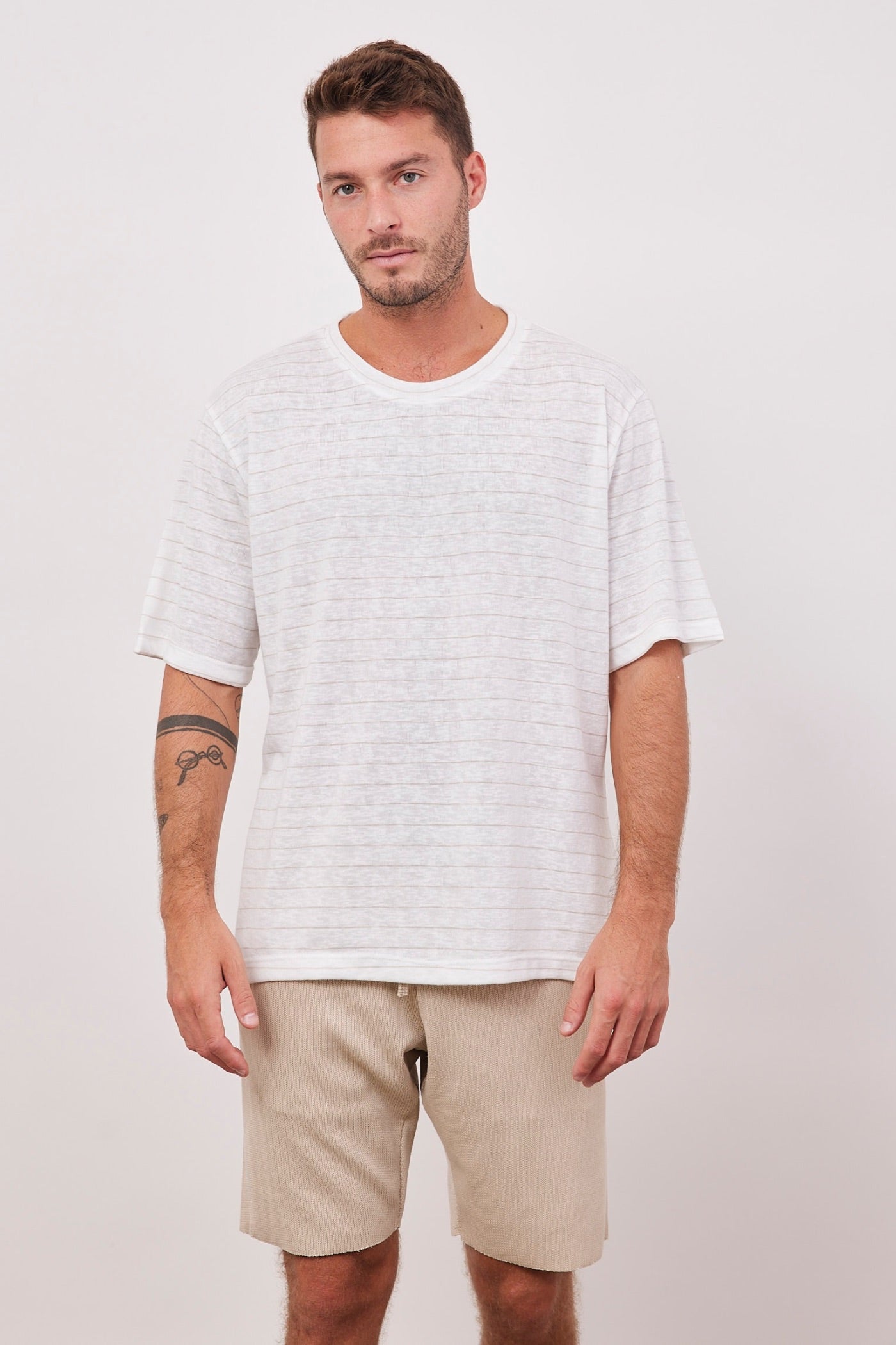 חולצת פסים במראה פשתן