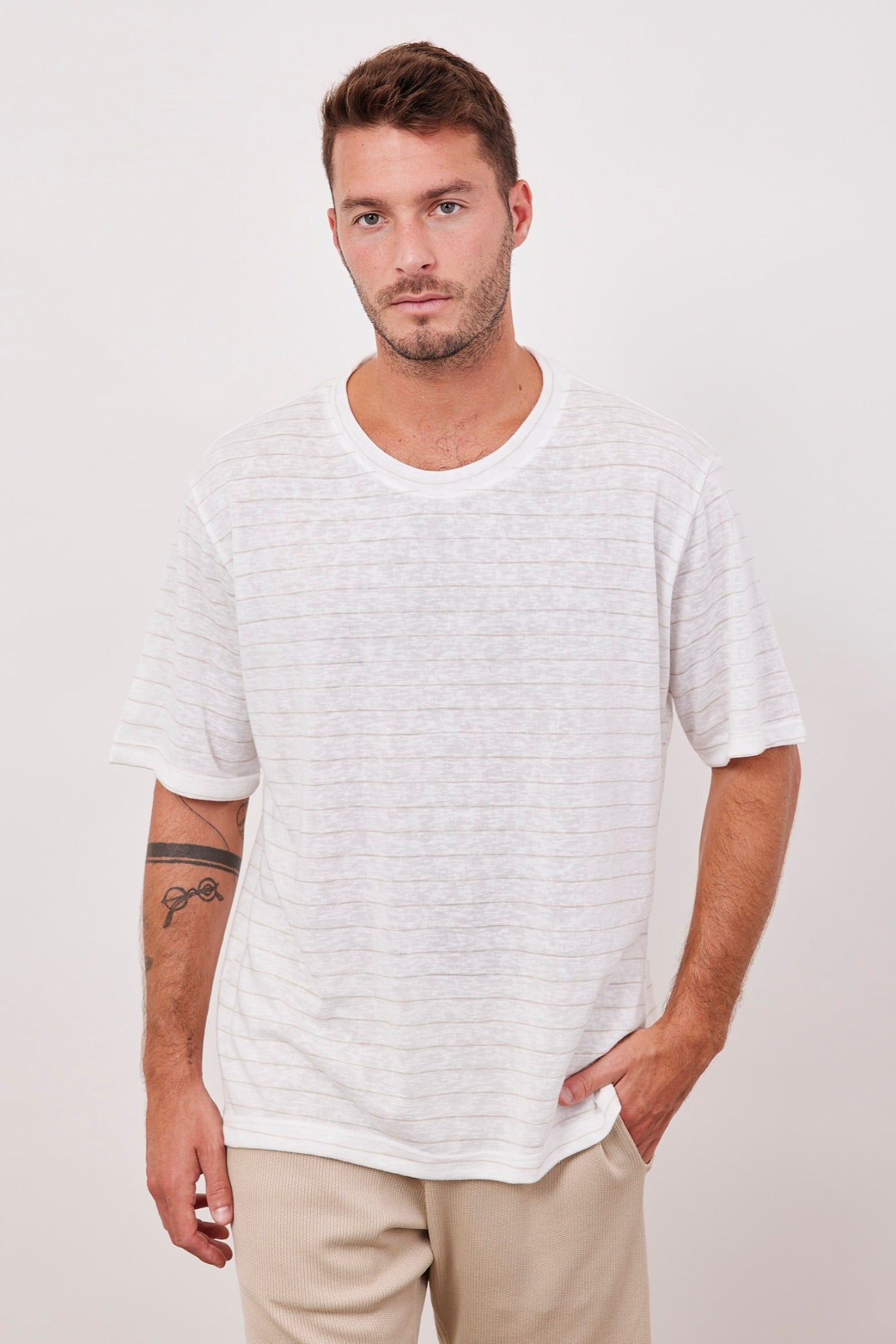 חולצת פסים במראה פשתן