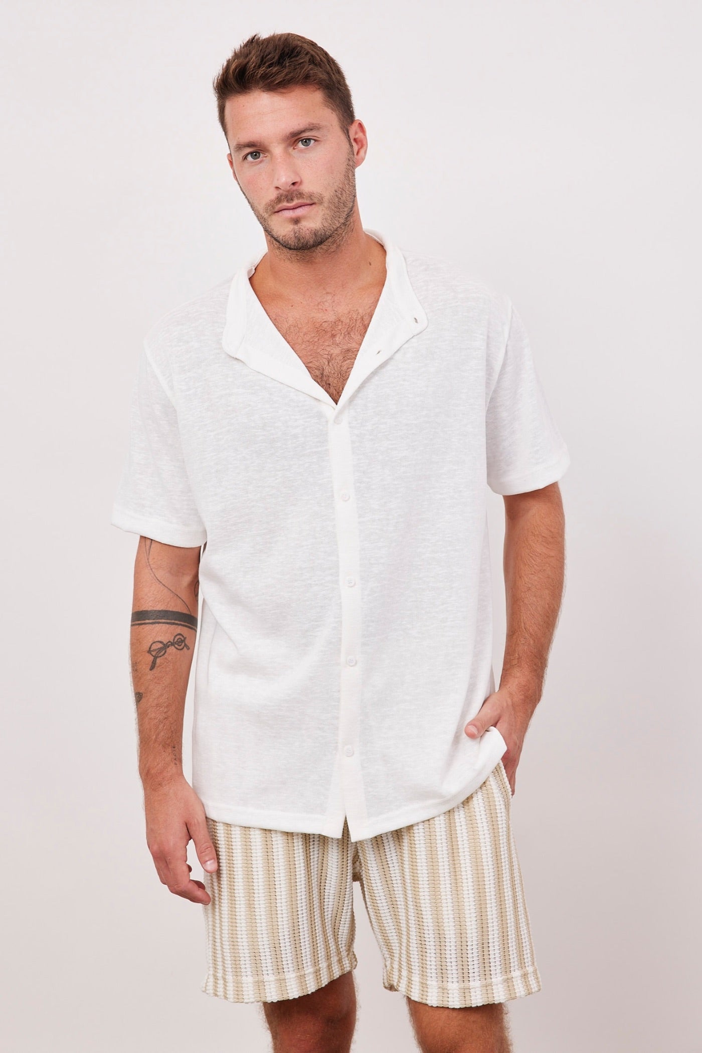 חולצה מכופתרת קצרה במראה פשתן