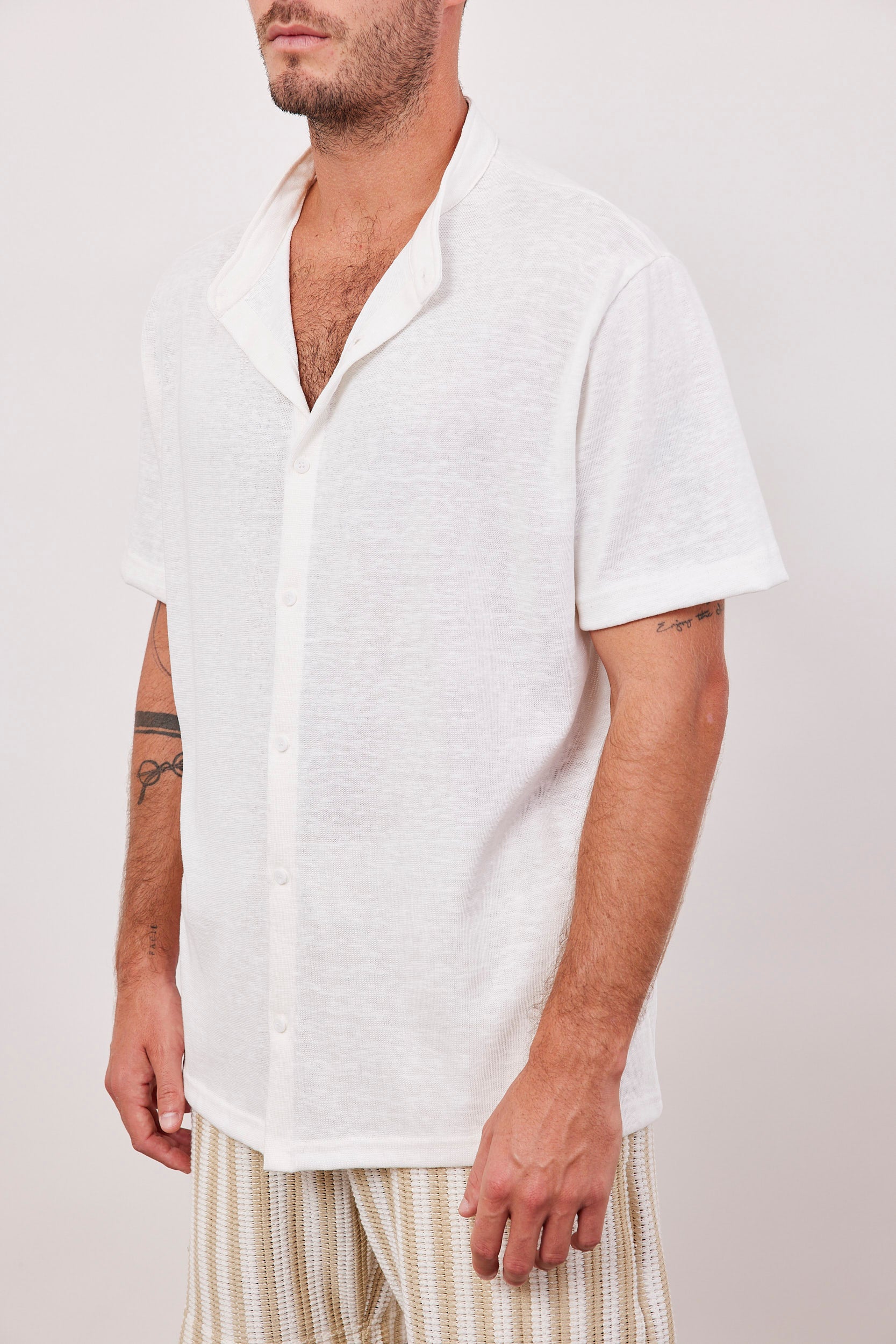 חולצה מכופתרת קצרה במראה פשתן