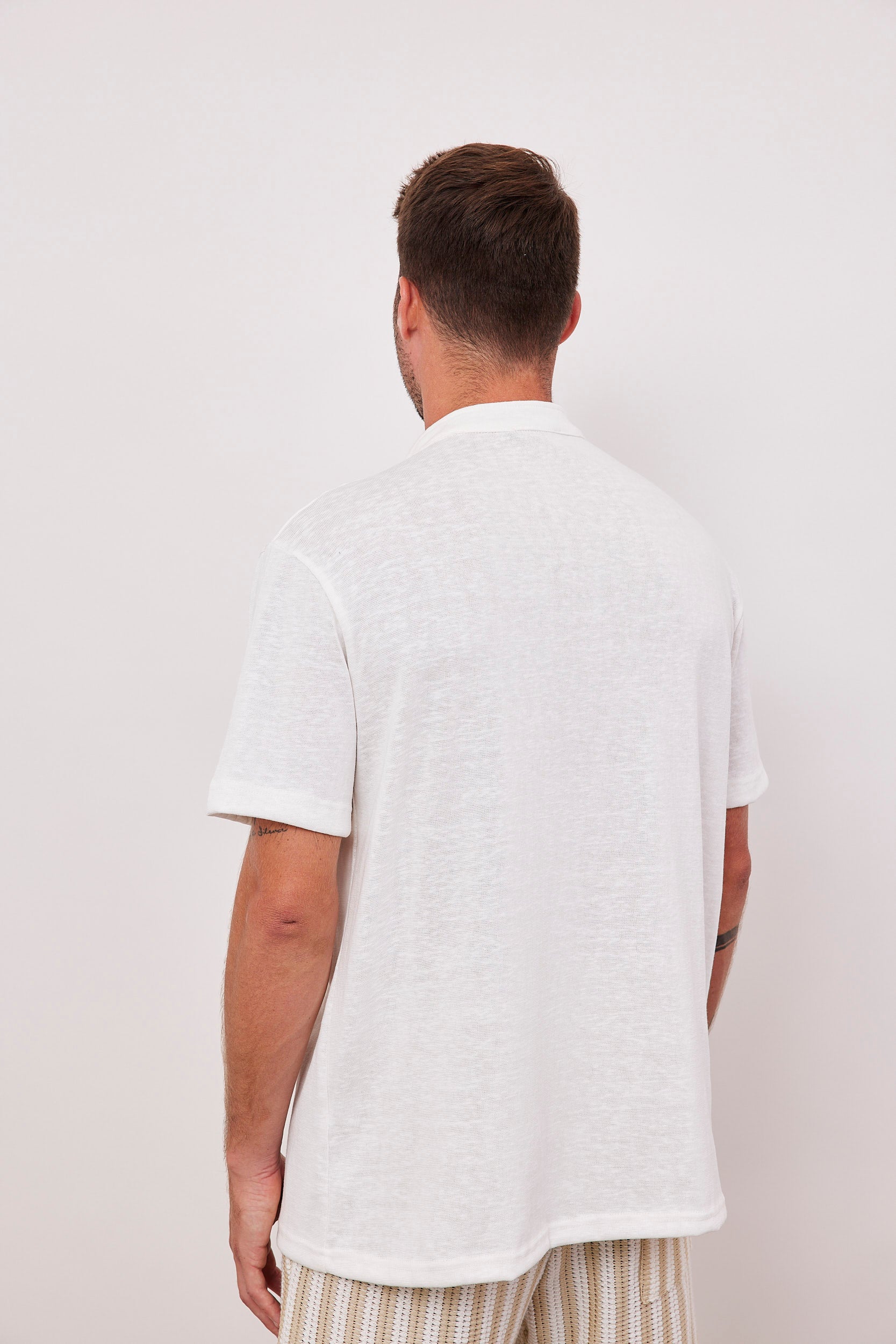 חולצה מכופתרת קצרה במראה פשתן