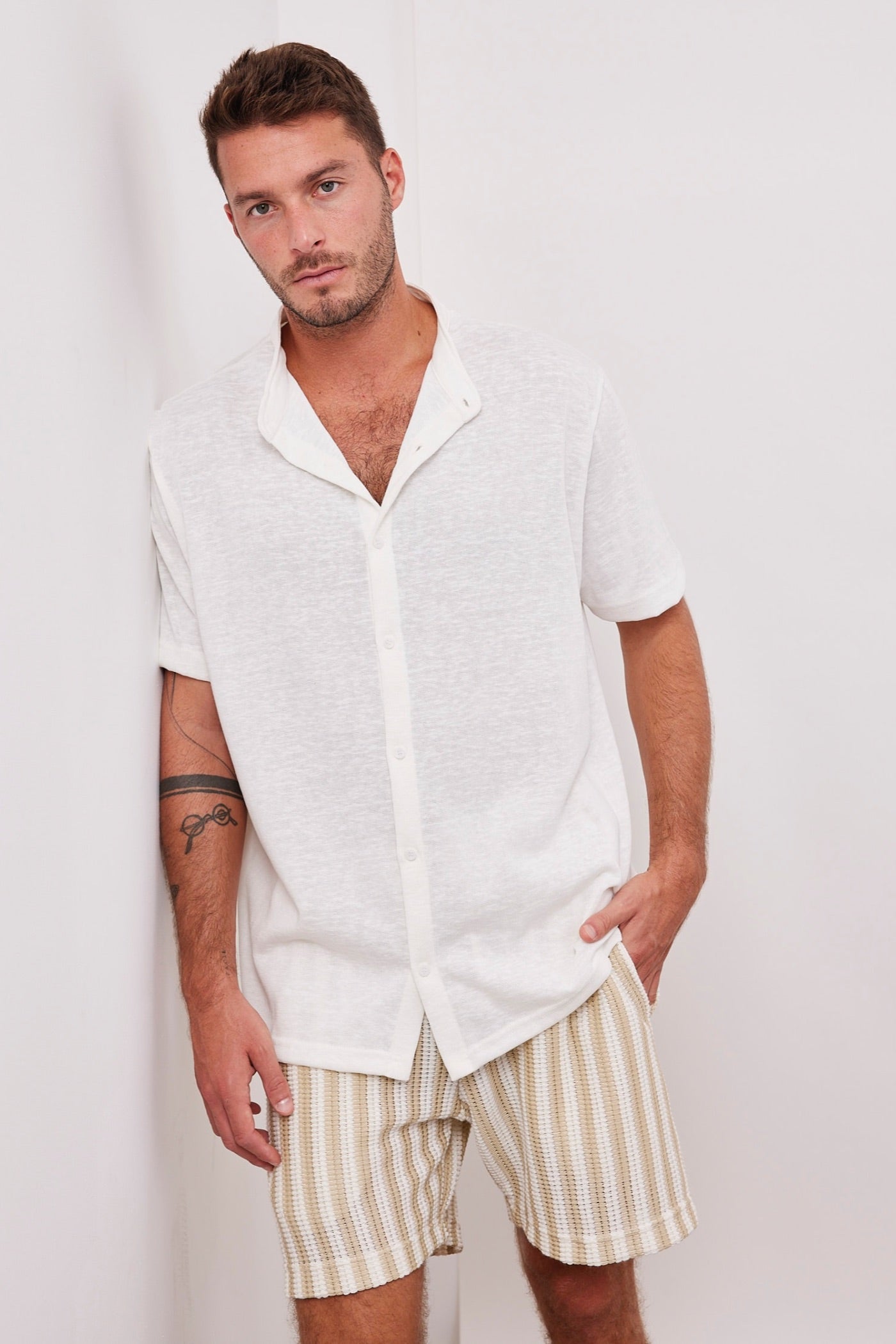 חולצה מכופתרת קצרה במראה פשתן