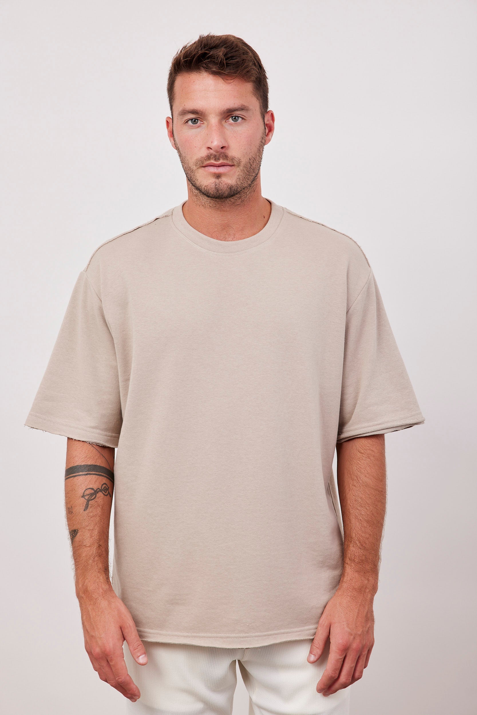 חולצה קצרה עם תיפור בולט