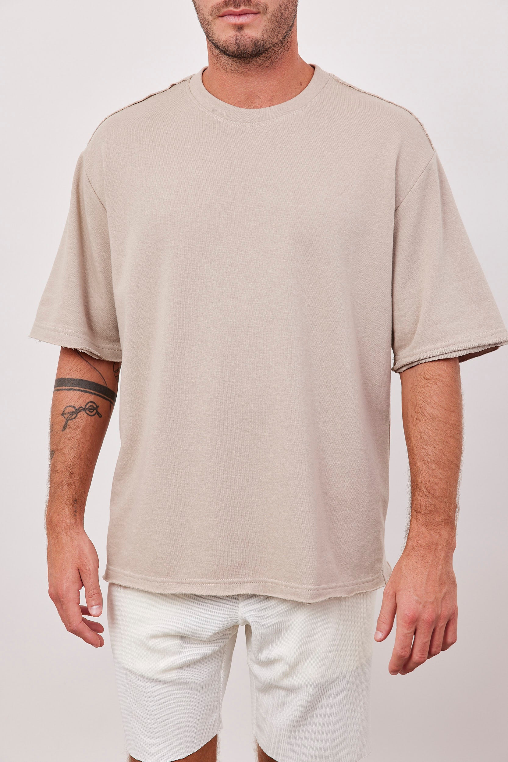 חולצה קצרה עם תיפור בולט