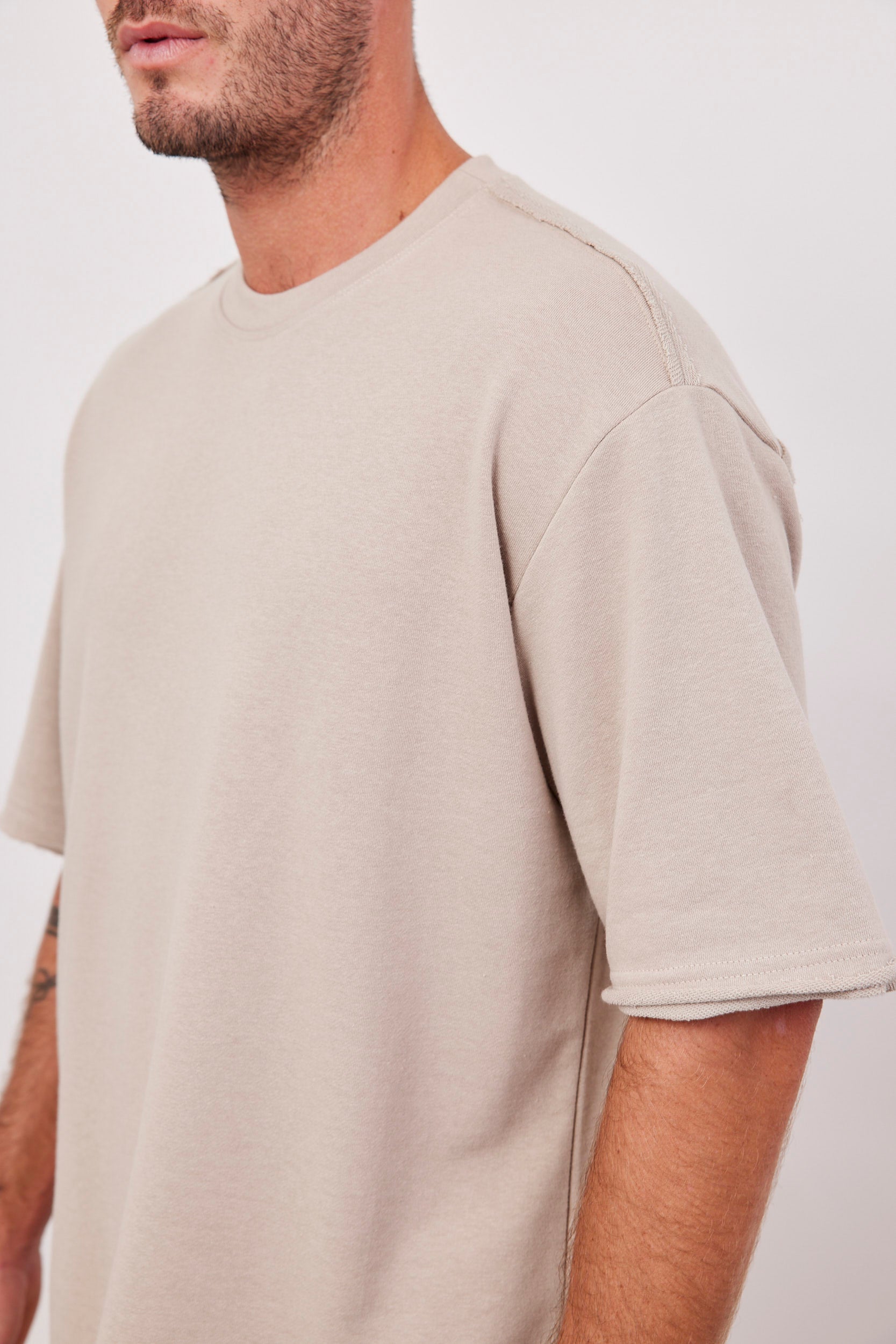 חולצה קצרה עם תיפור בולט