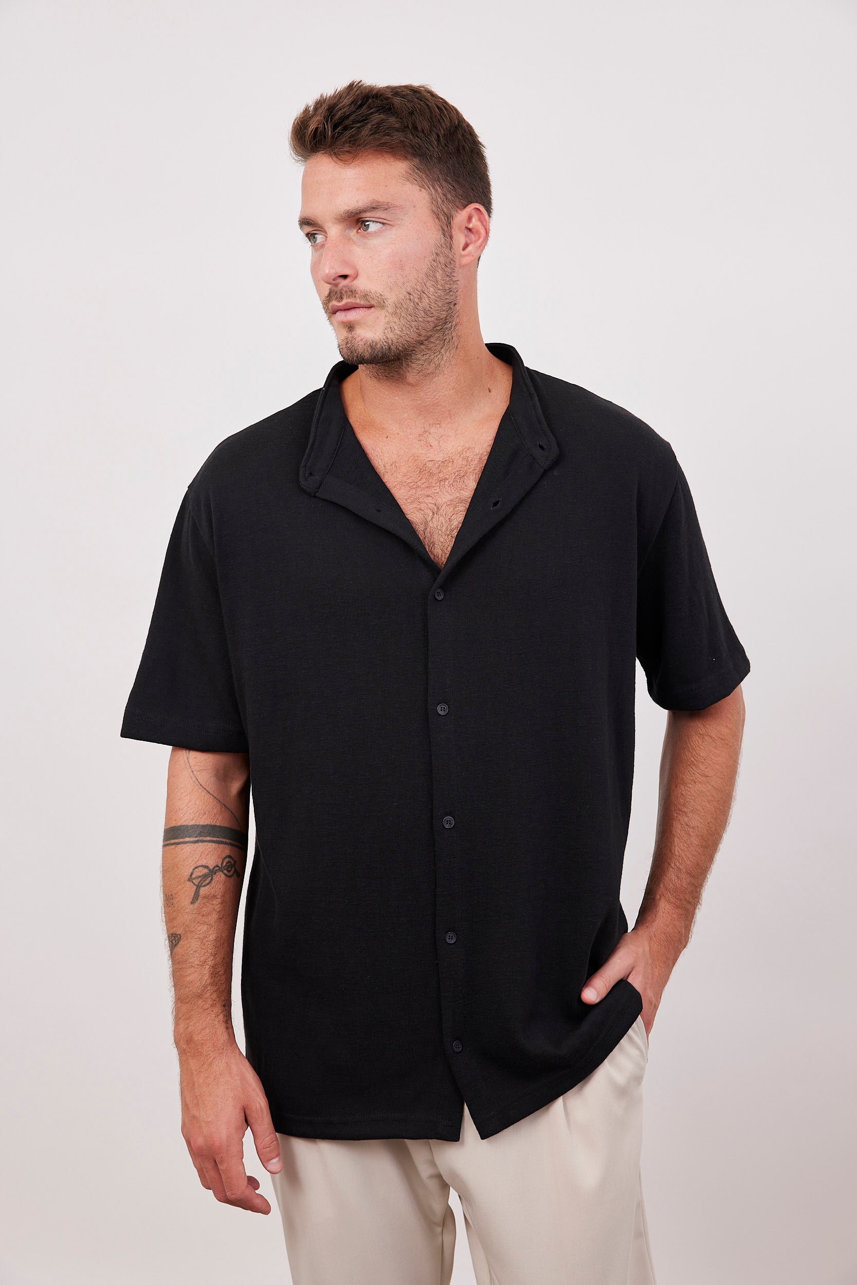 חולצה מכופתרת קצרה במראה פשתן