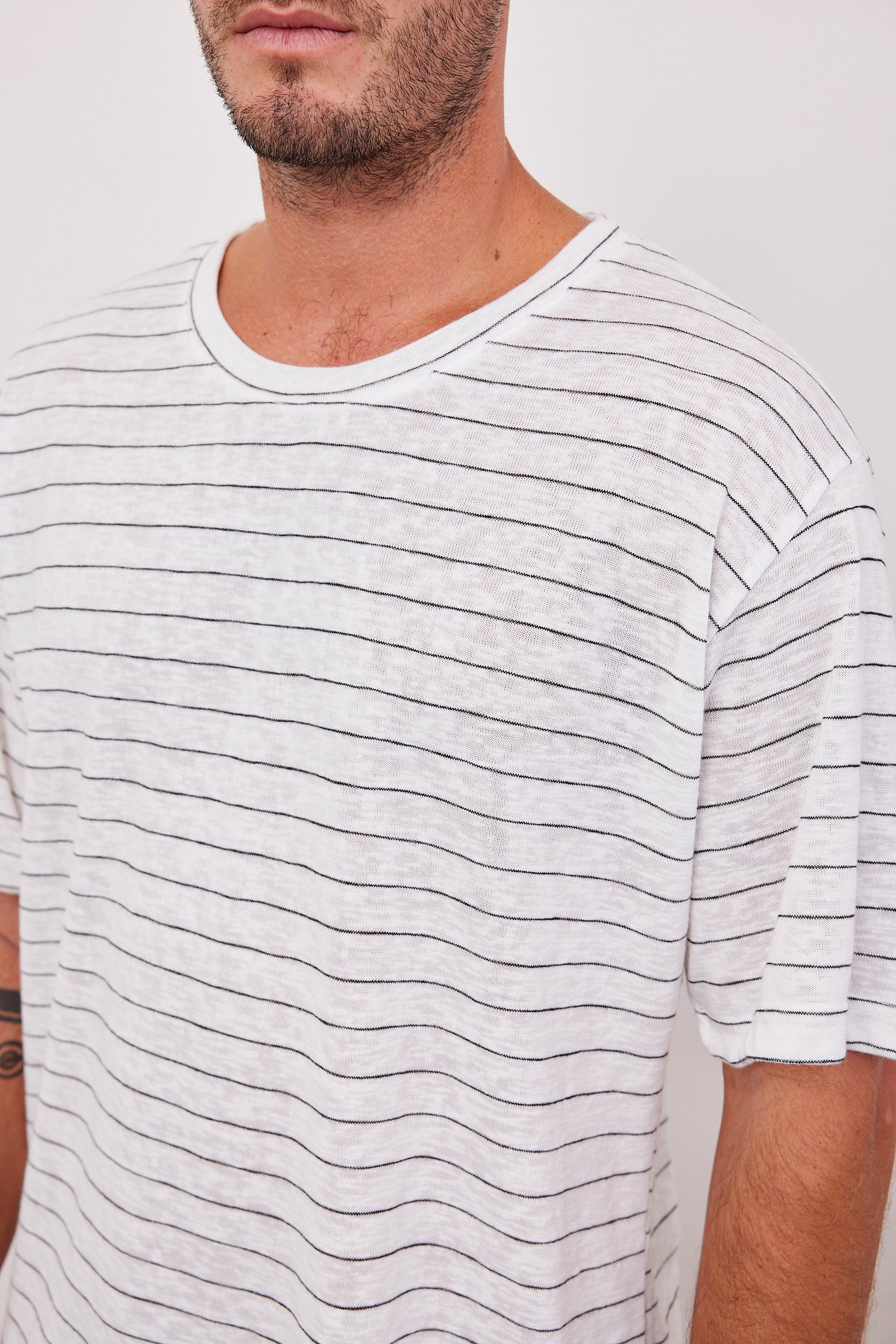 חולצת פסים במראה פשתן