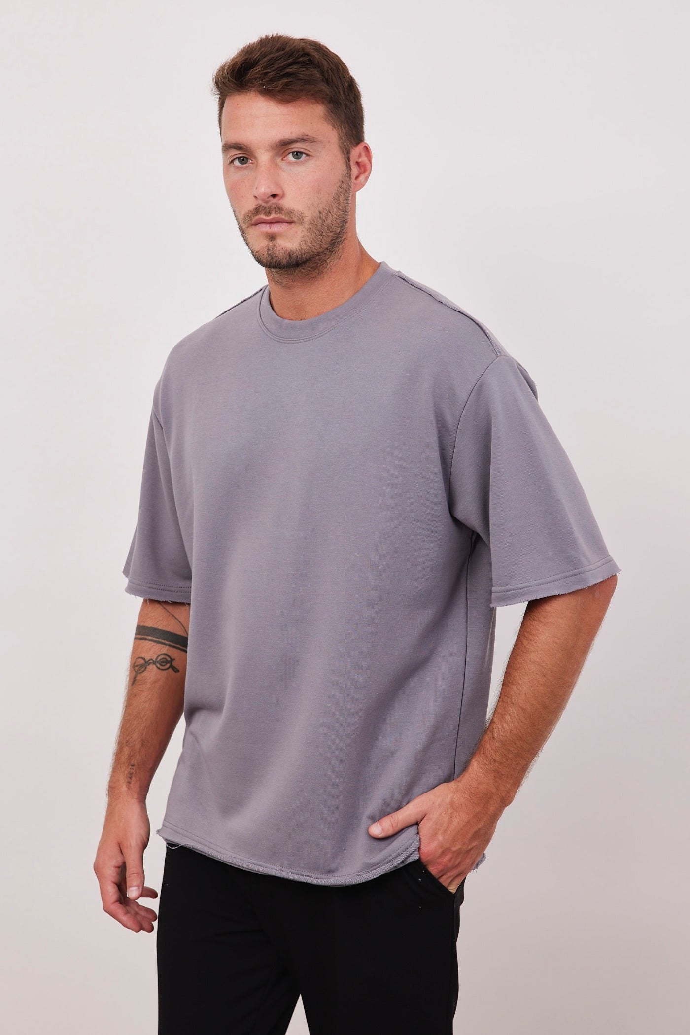 חולצה קצרה עם תיפור בולט