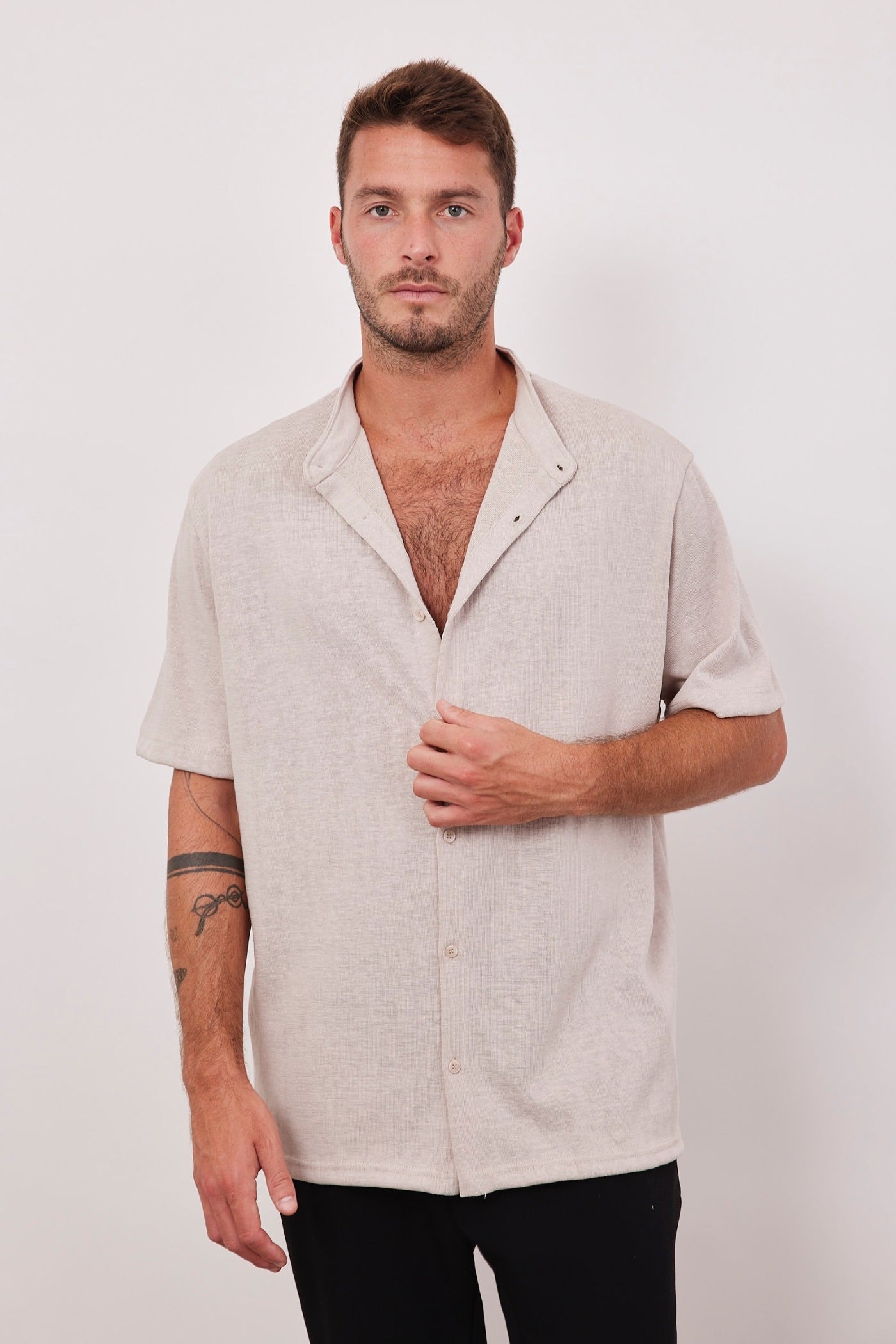 חולצה מכופתרת קצרה במראה פשתן