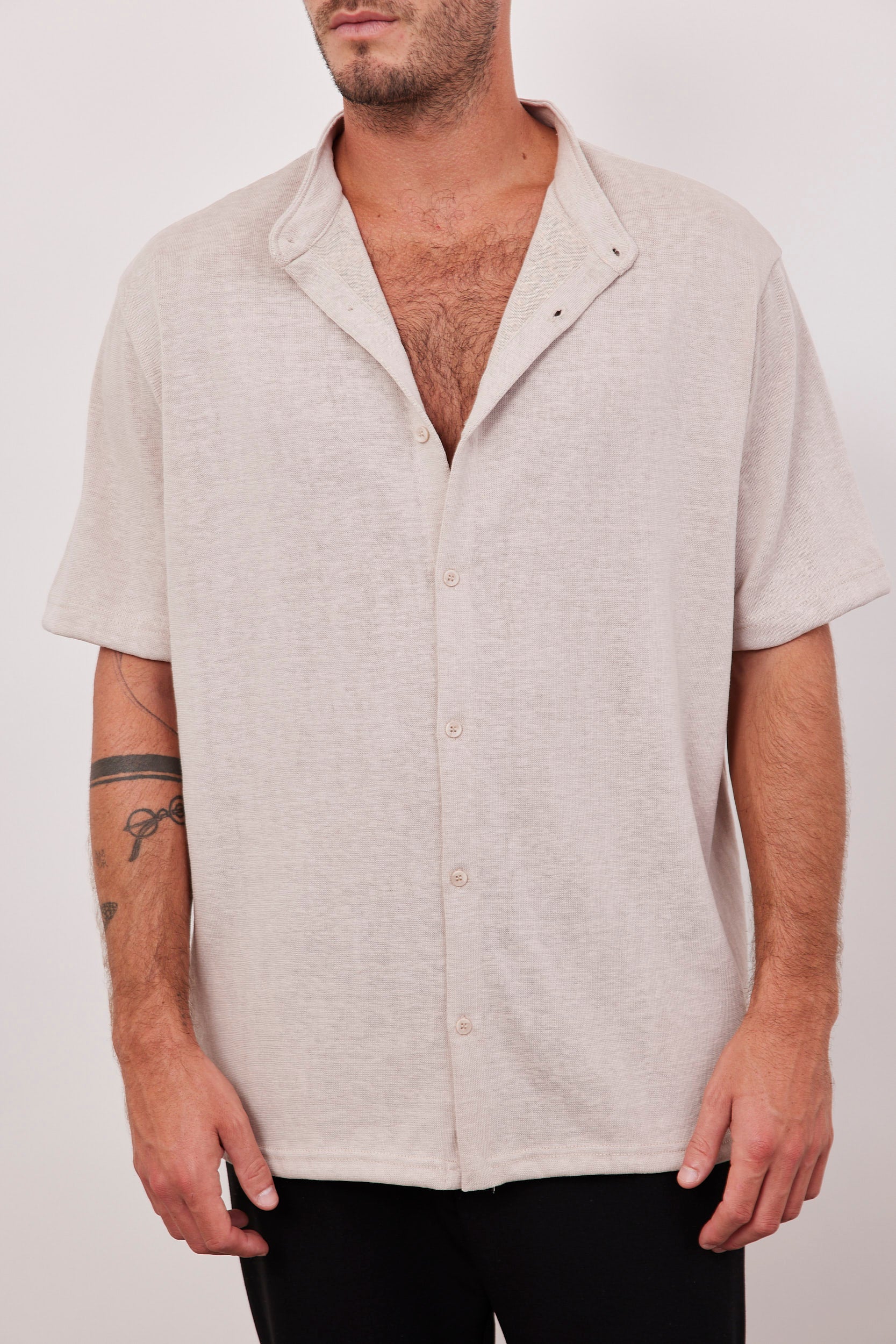 חולצה מכופתרת קצרה במראה פשתן