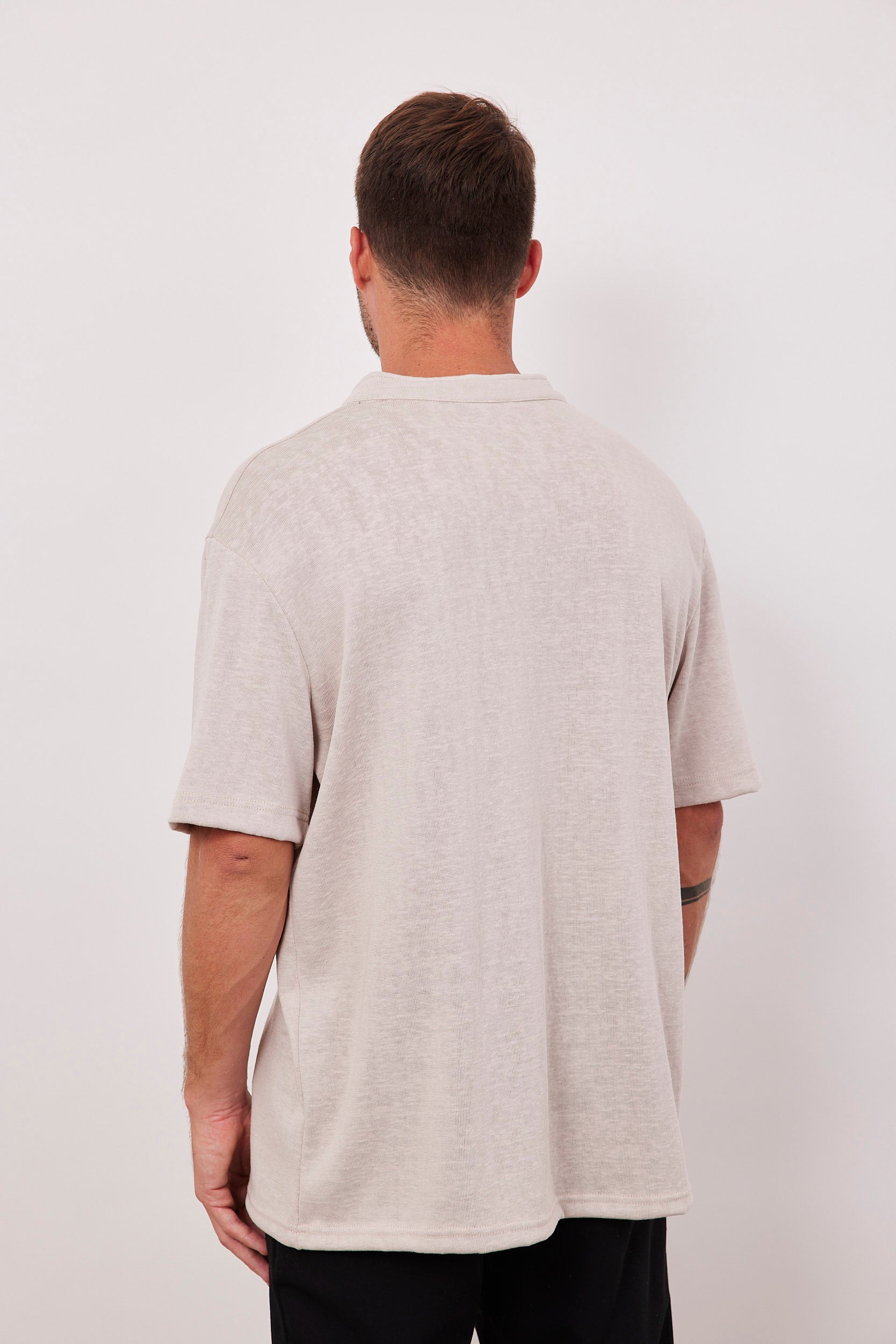 חולצה מכופתרת קצרה במראה פשתן