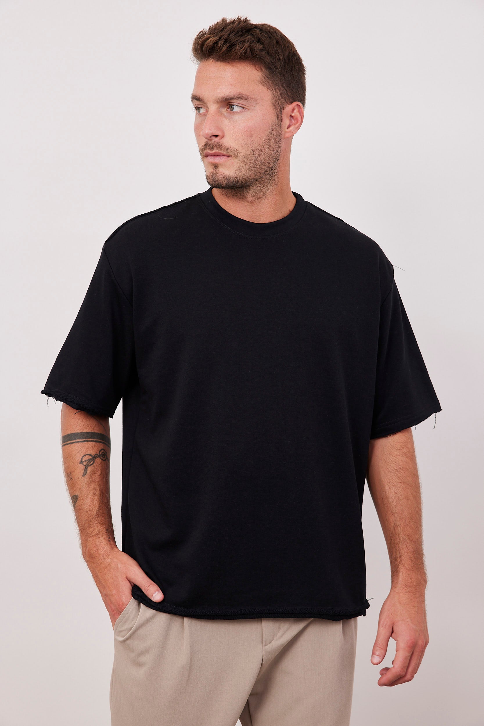 חולצה קצרה עם תיפור בולט