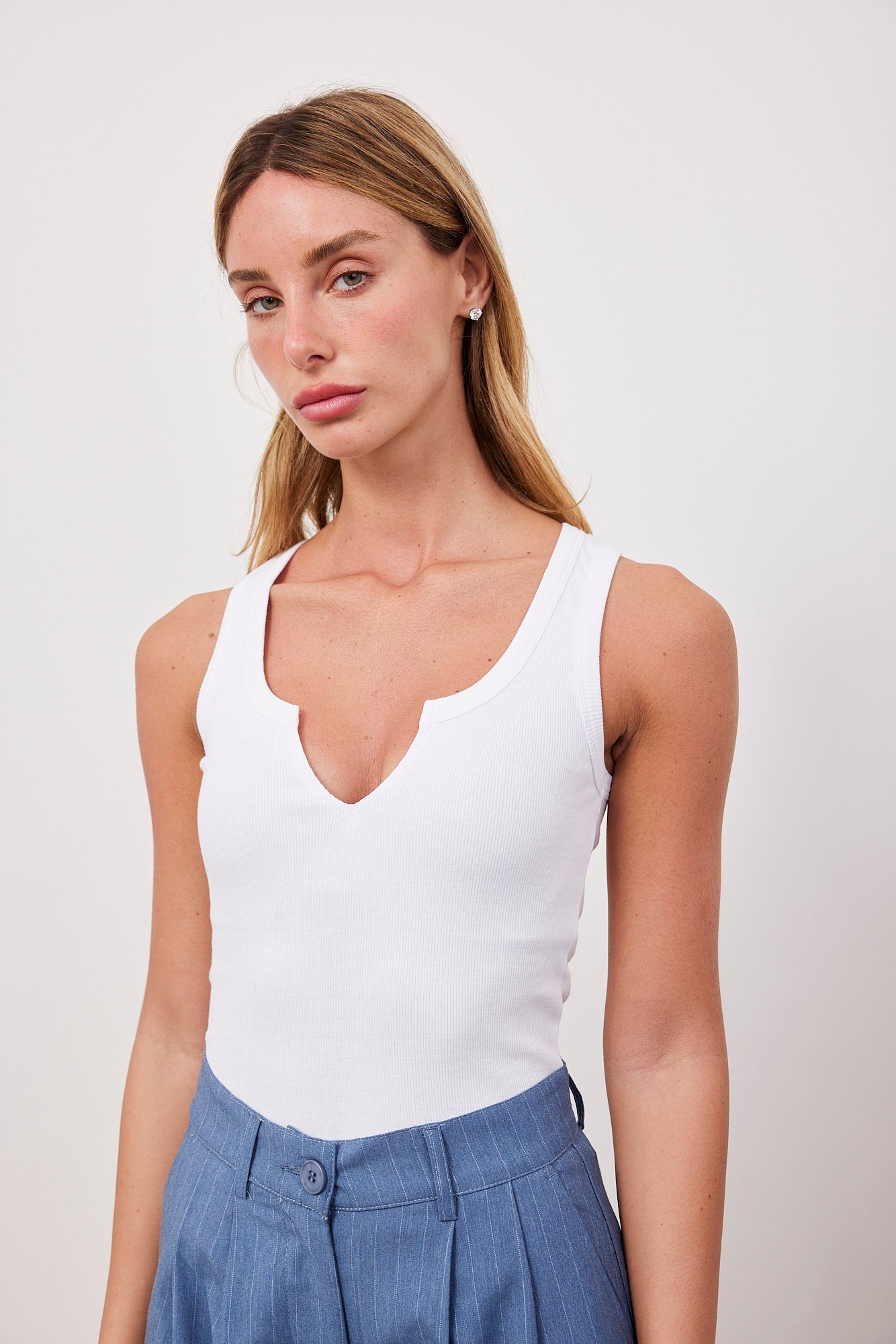 גופיית בייסיק צווארון חריץ - ITAY BRANDS