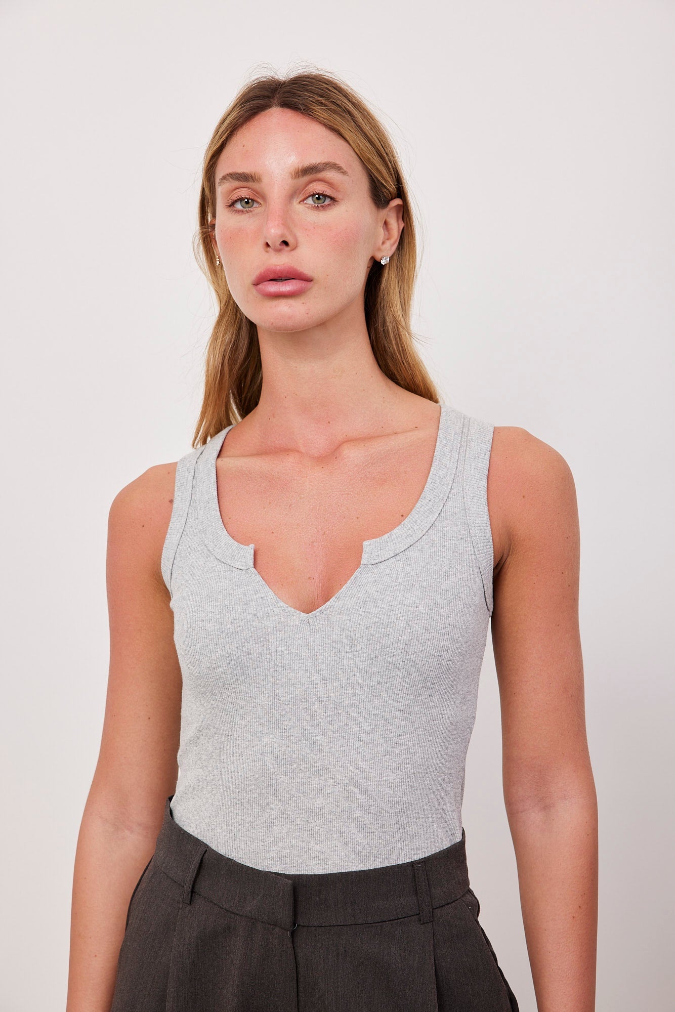 גופיית בייסיק צווארון חריץ - ITAY BRANDS