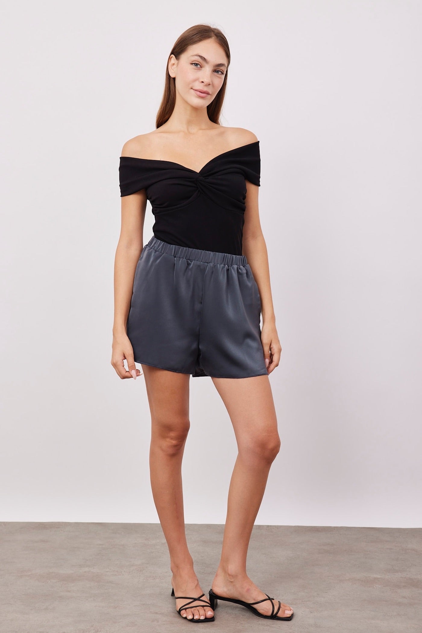 מכנסיים קצרים במראה סאטן - ITAY BRANDS