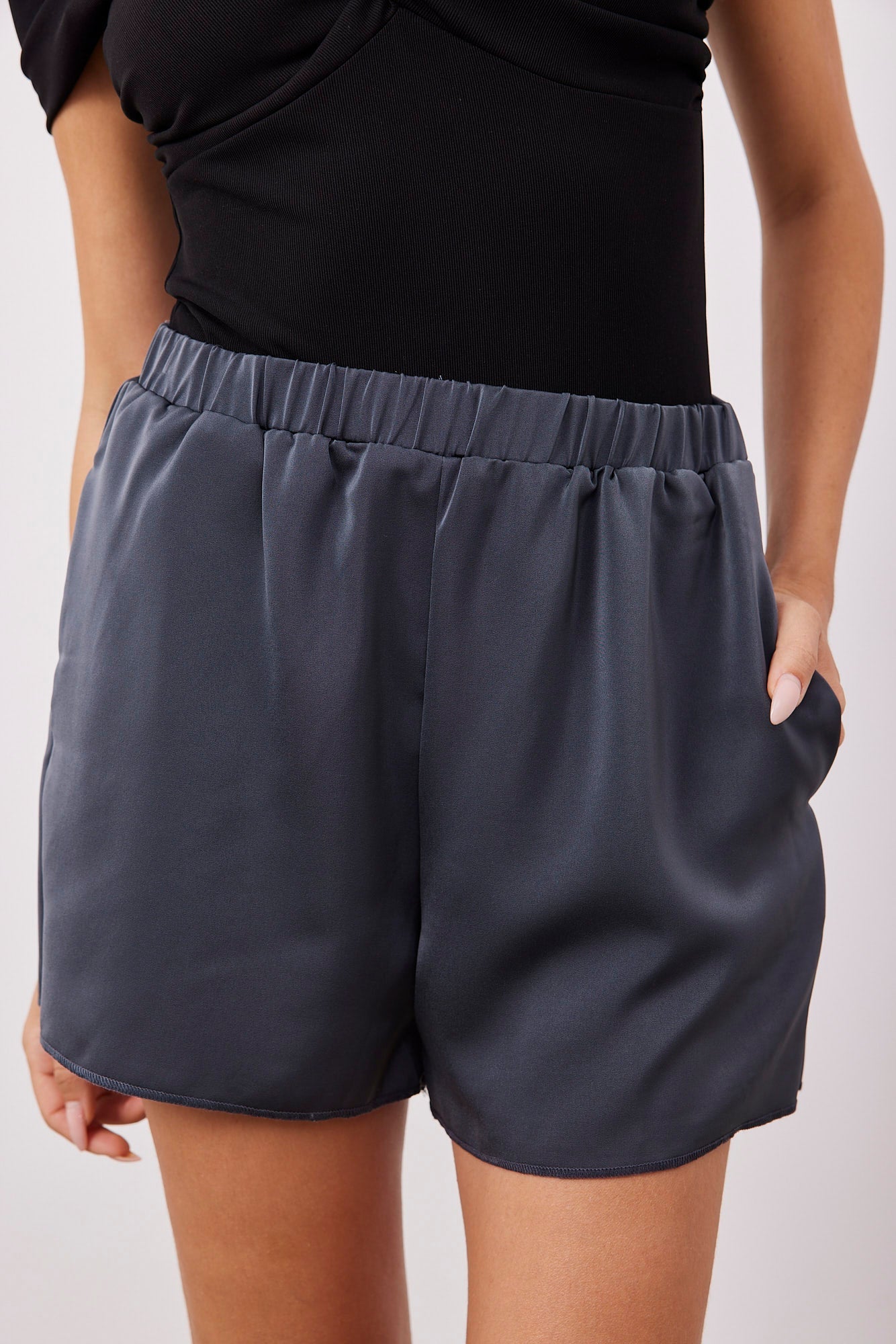 מכנסיים קצרים במראה סאטן - ITAY BRANDS