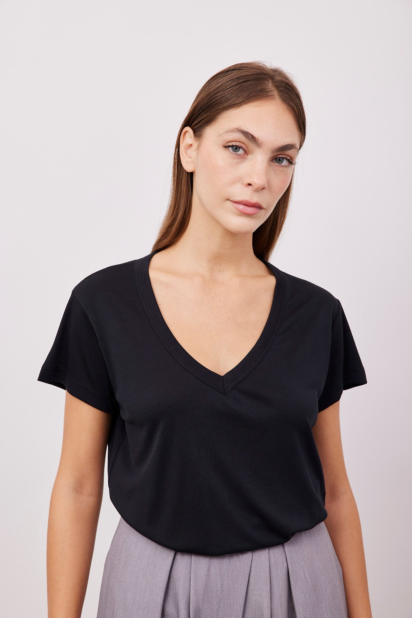 טי-שרט וי בד מודל - ITAY BRANDS