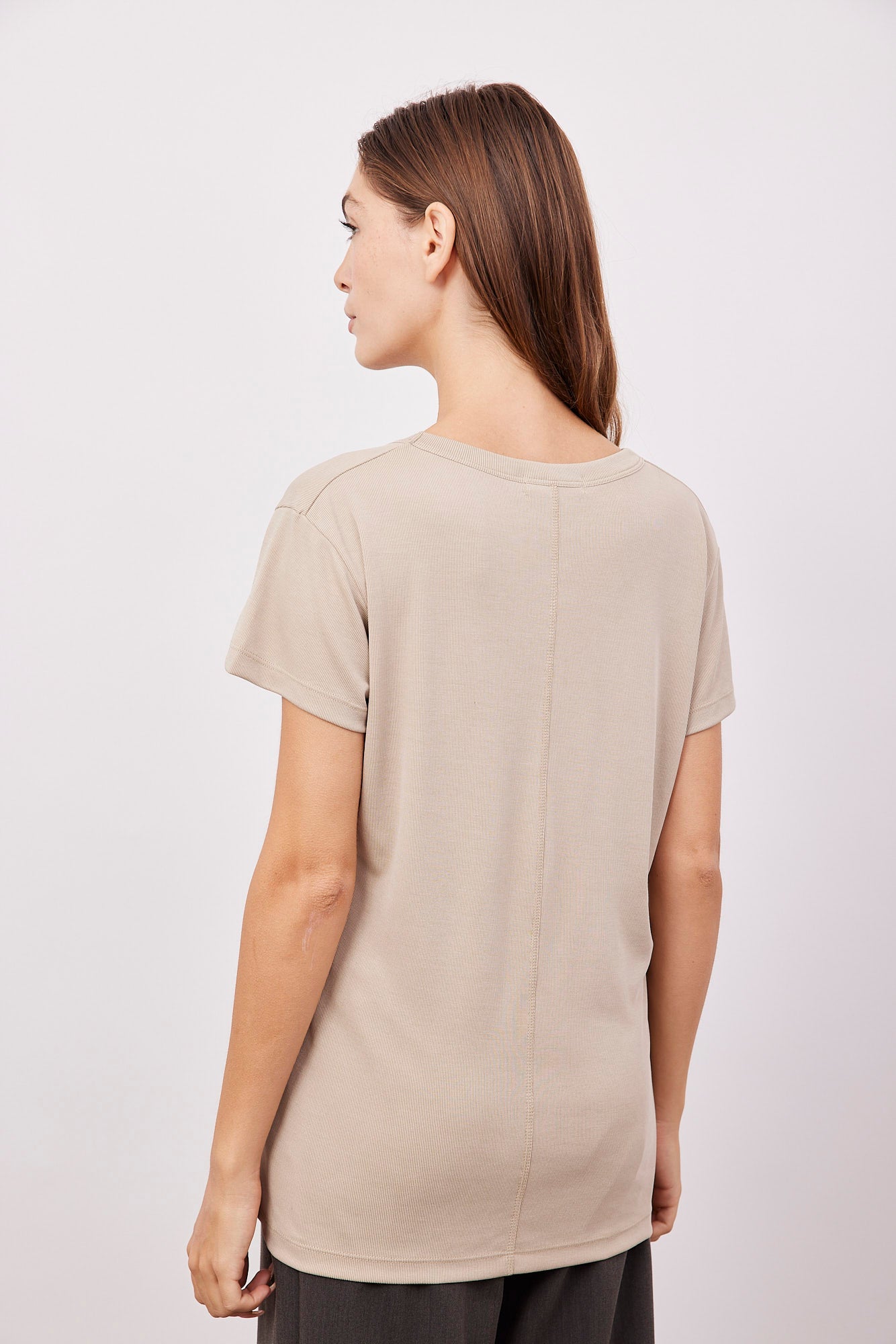 טי-שרט וי בד מודל - ITAY BRANDS