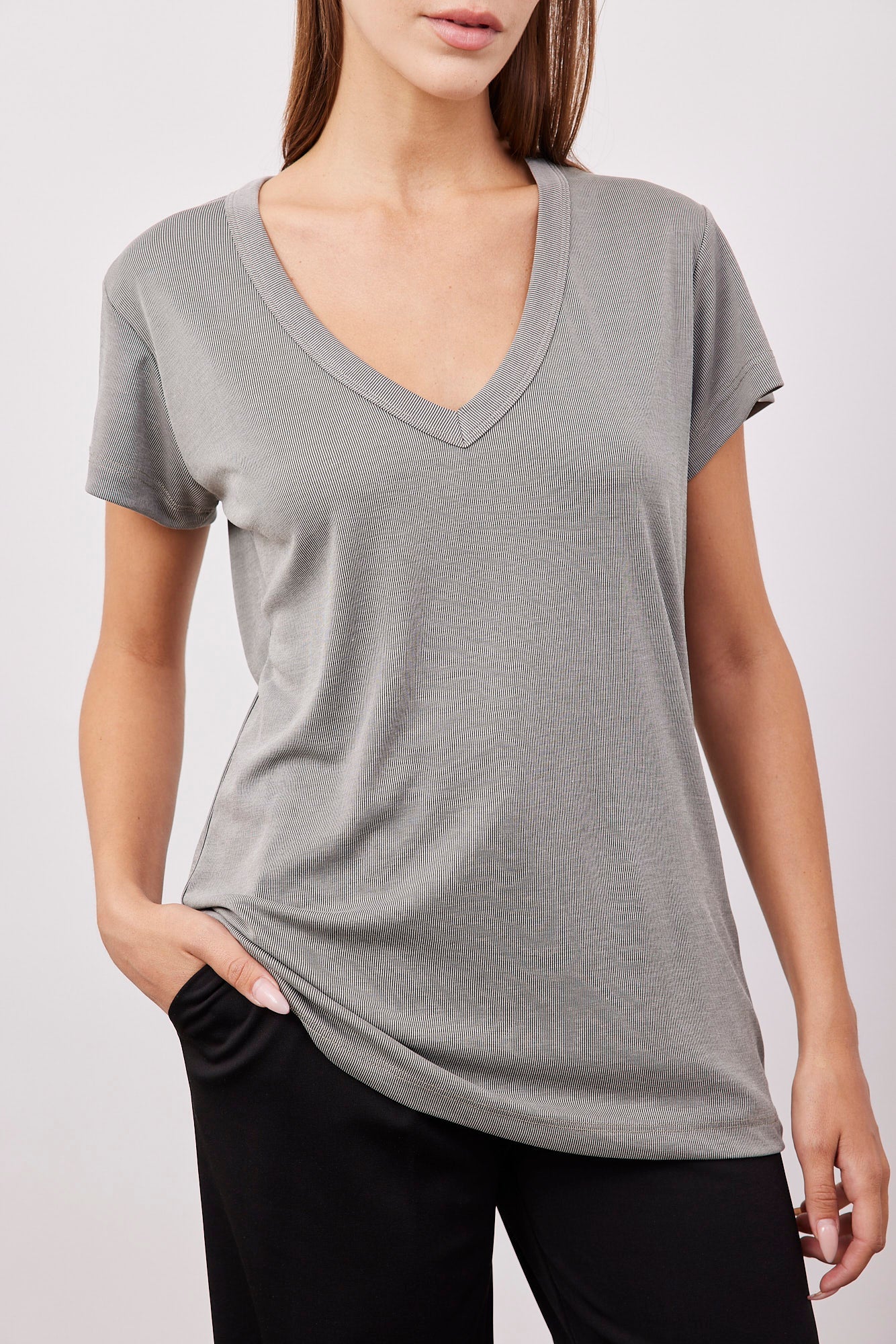 טי-שרט וי בד מודל - ITAY BRANDS