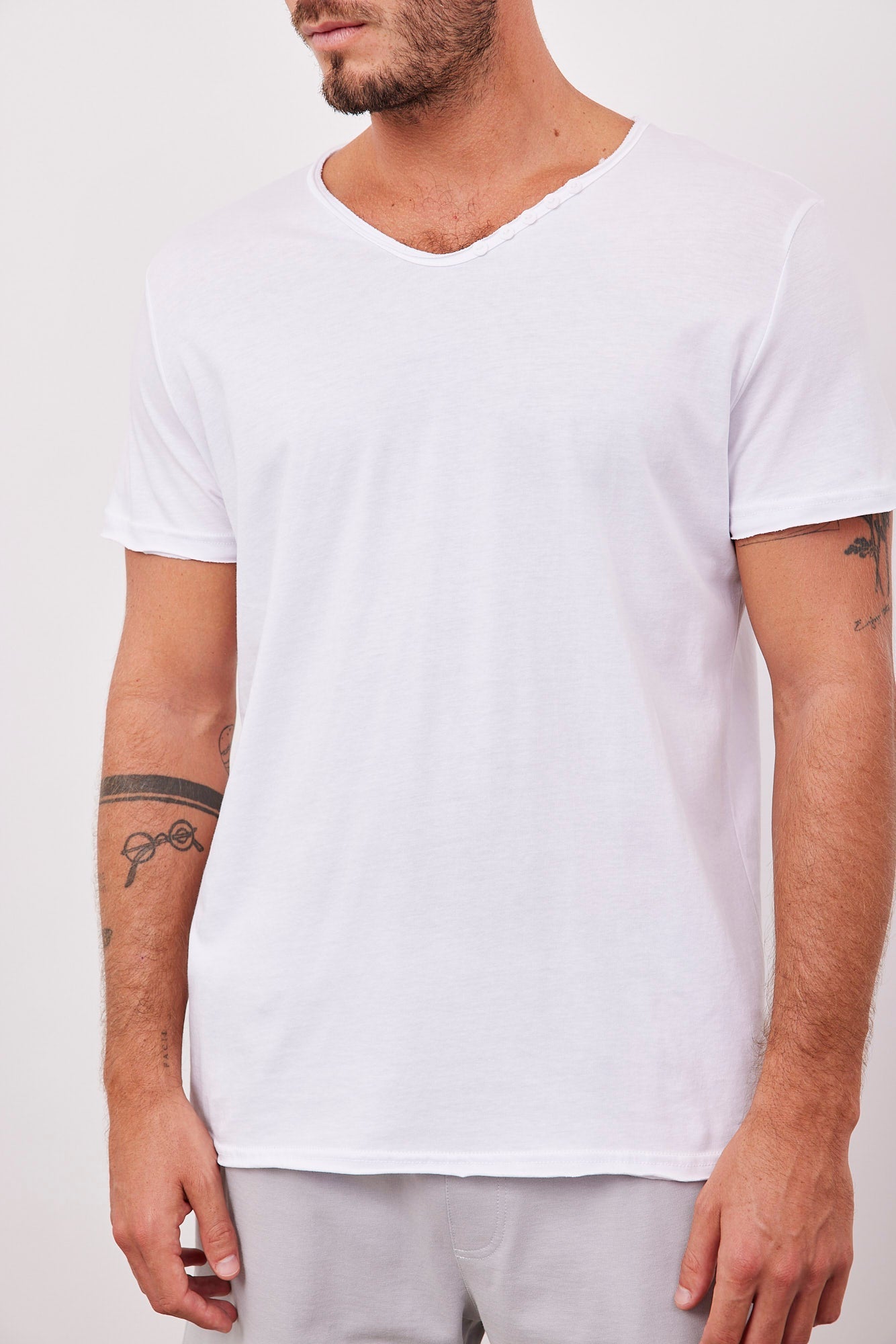 טישרט בגימור כפתורים - ITAY BRANDS