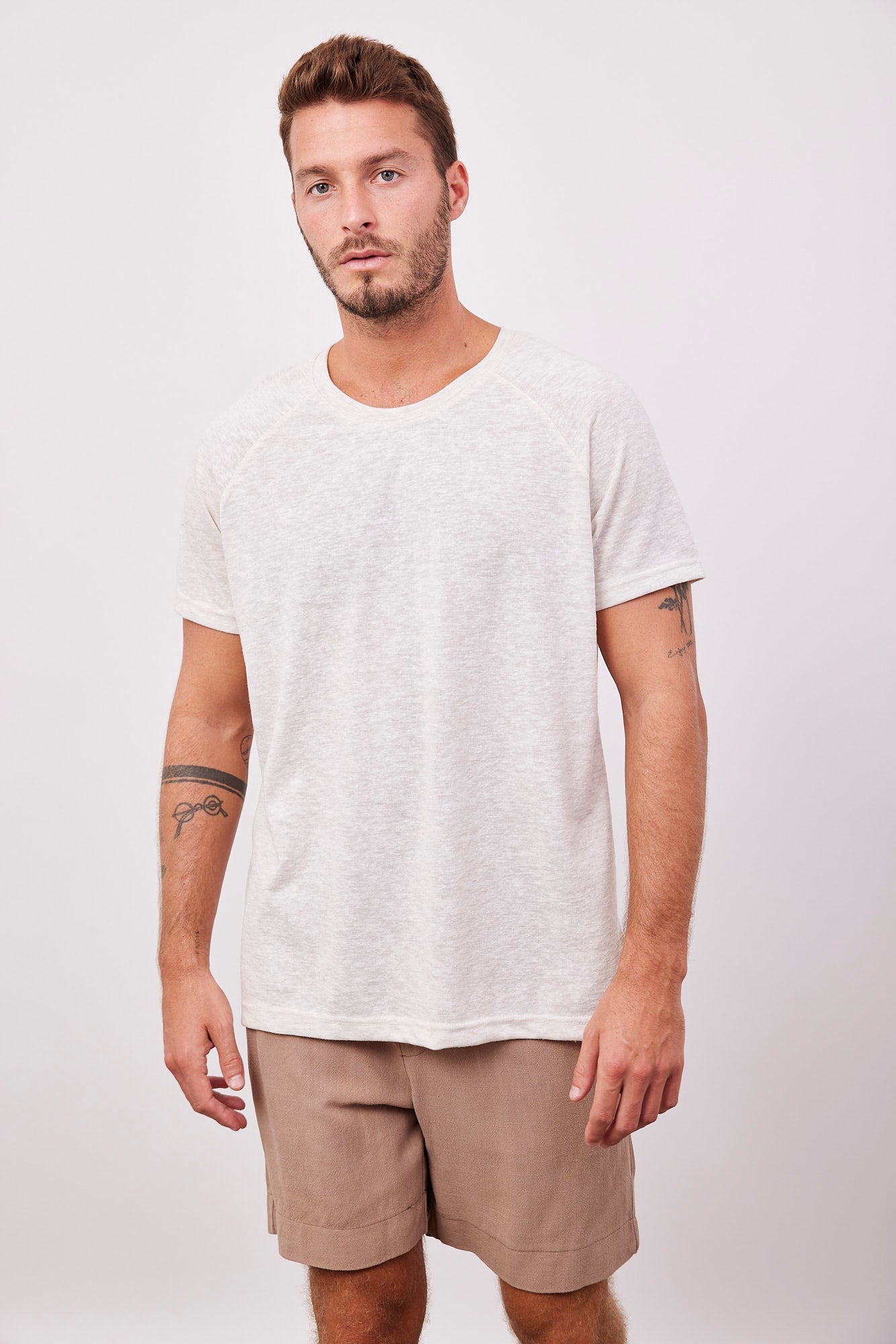 טי-שרט רגלן במראה פשתן - ITAY BRANDS