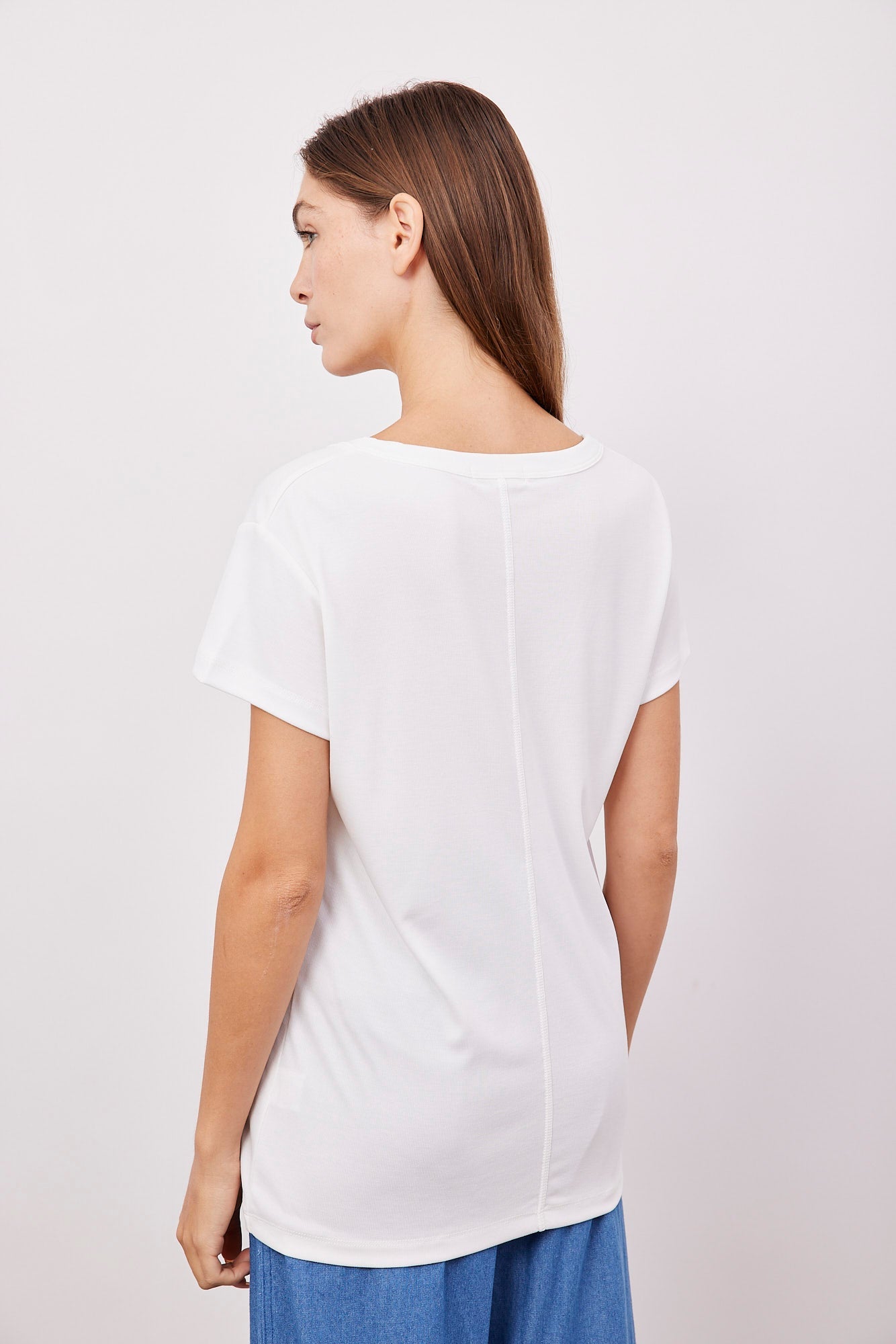 טי-שרט וי בד מודל - ITAY BRANDS