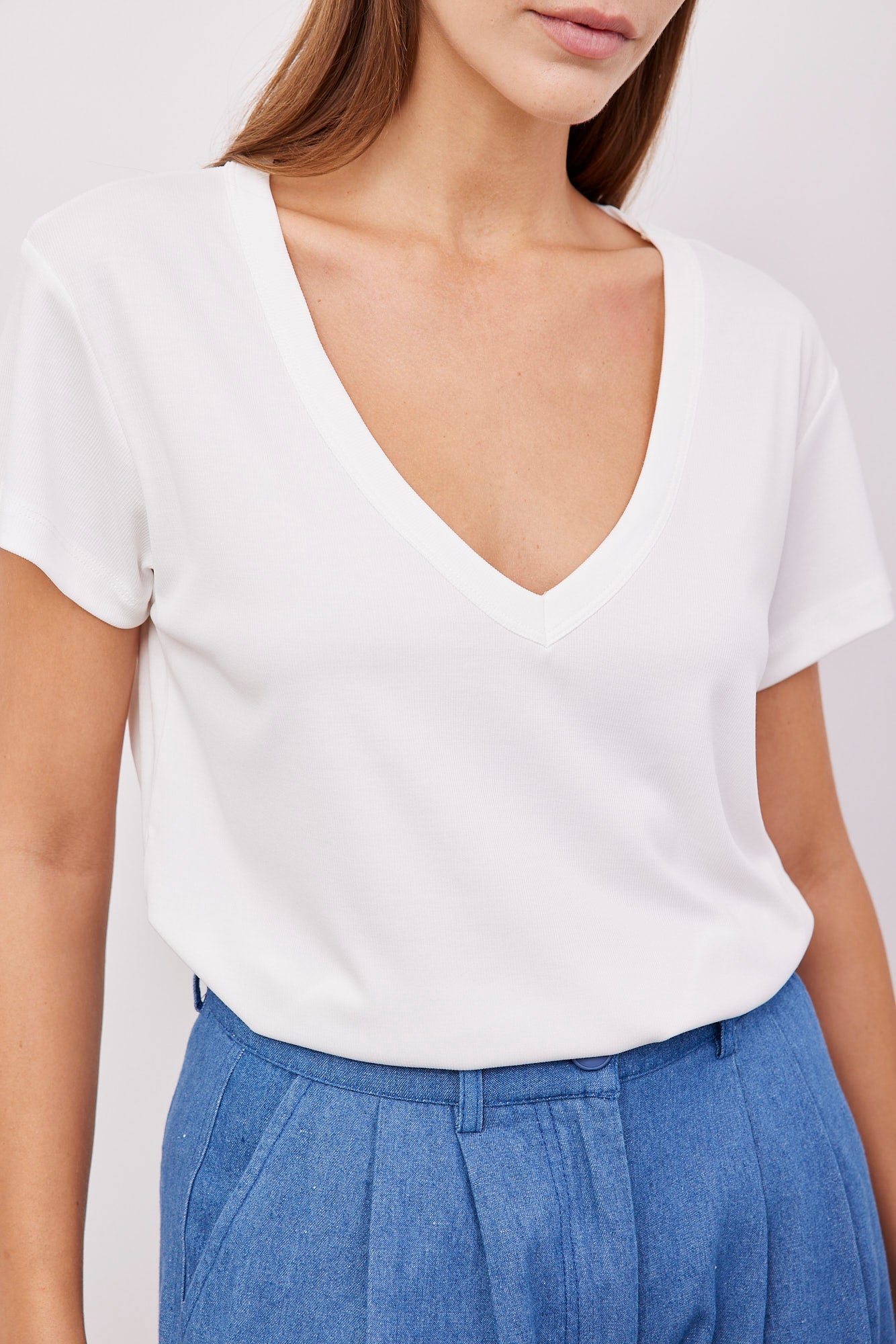 טי-שרט וי בד מודל - ITAY BRANDS