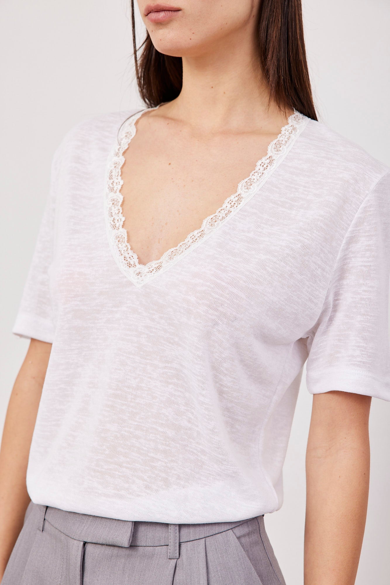 טי-שרט וי עם מחשוף תחרה - ITAY BRANDS