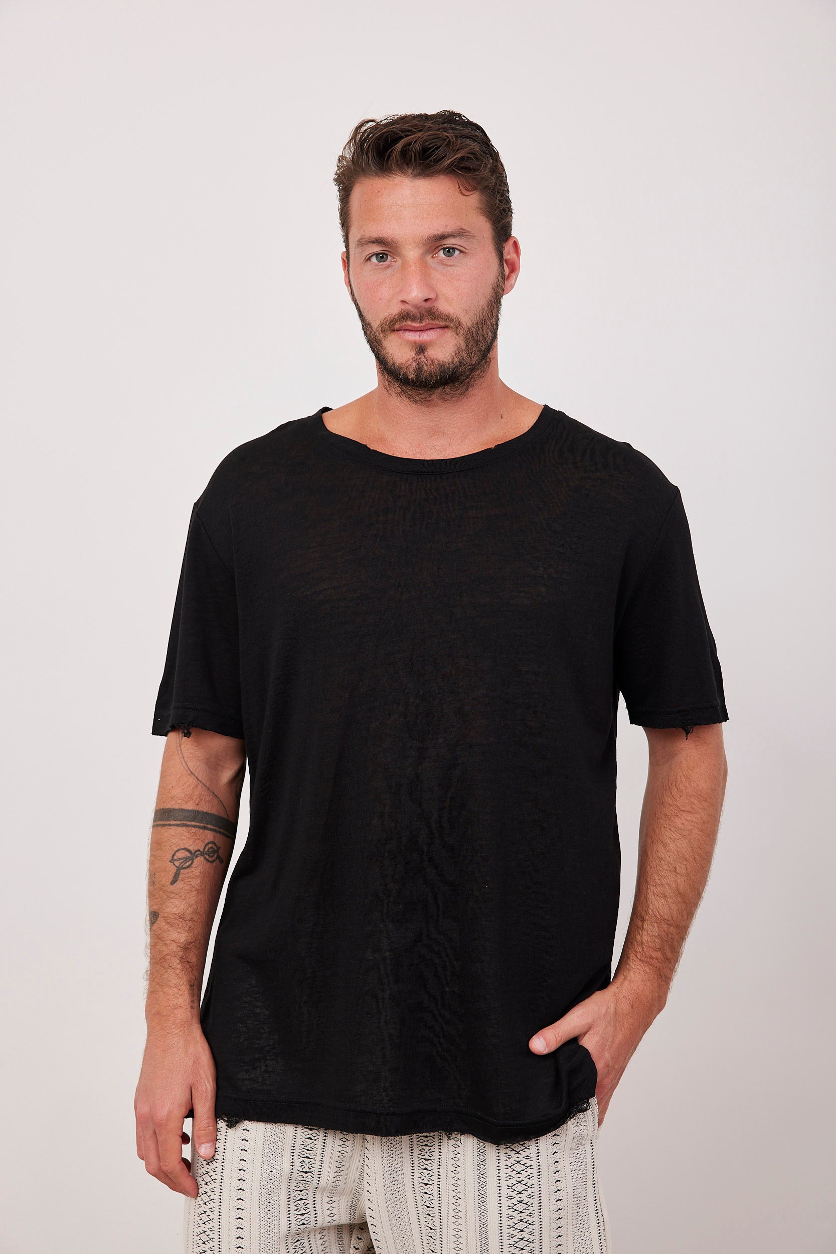 טי-שרט קרעים במראה פשתן