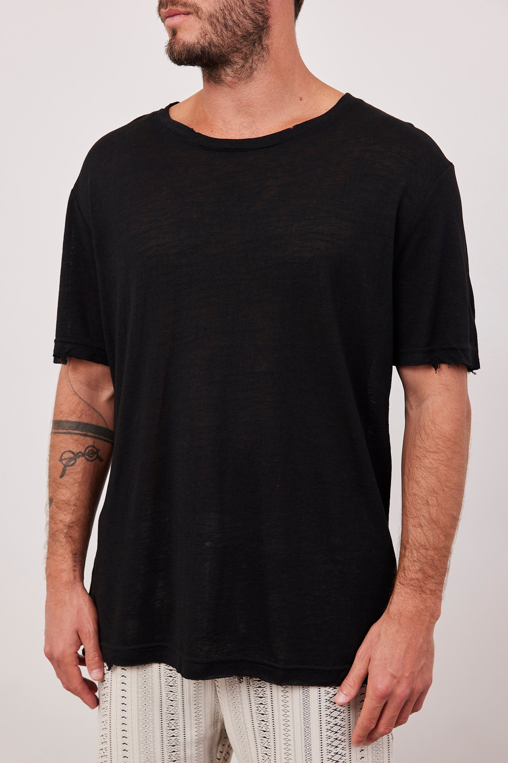 טי-שרט קרעים במראה פשתן