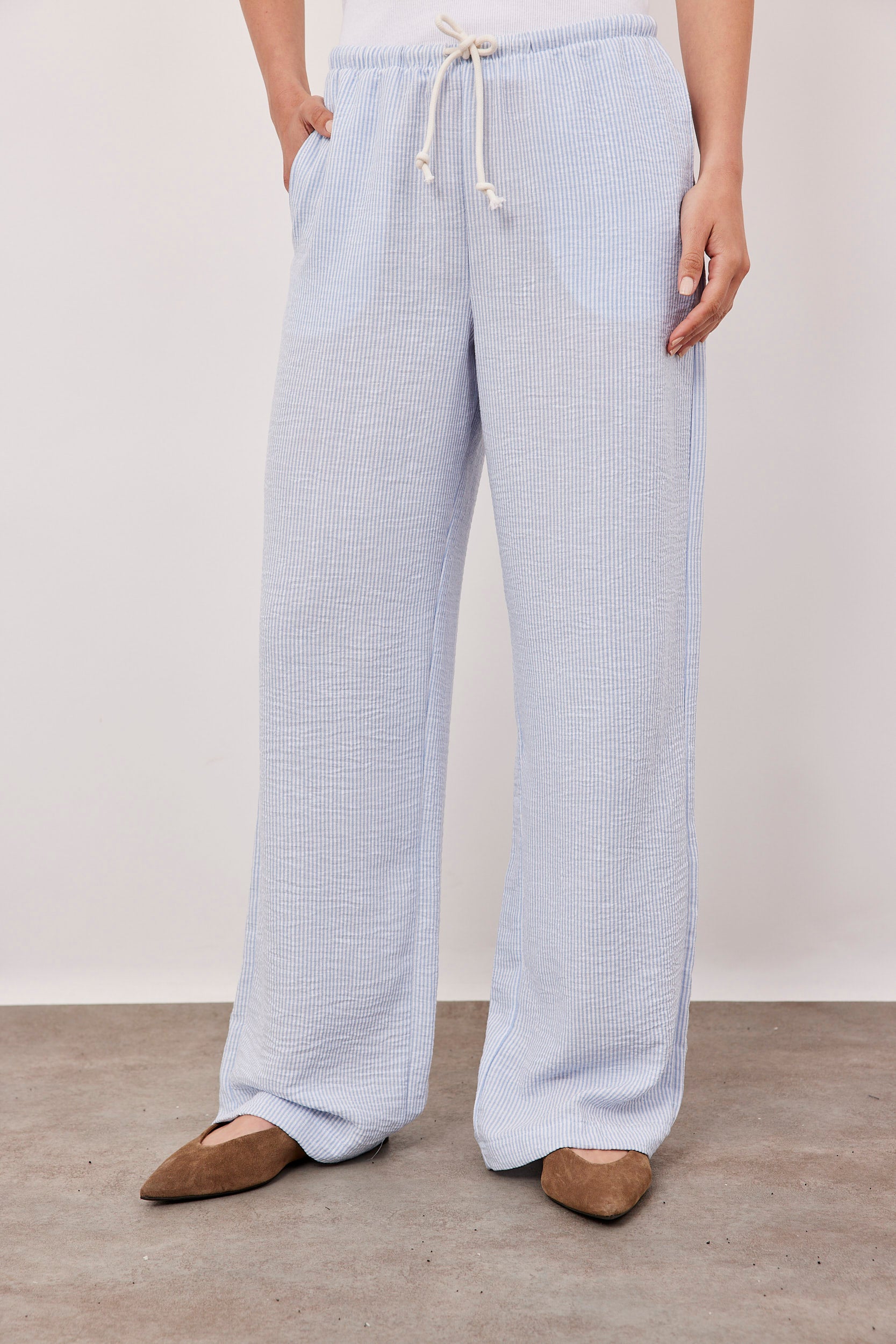 מכנסי פסים במראה פשתן