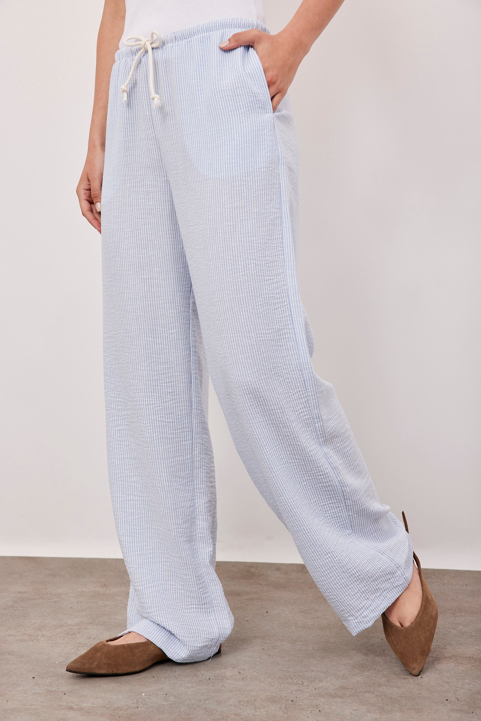 מכנסי פסים במראה פשתן