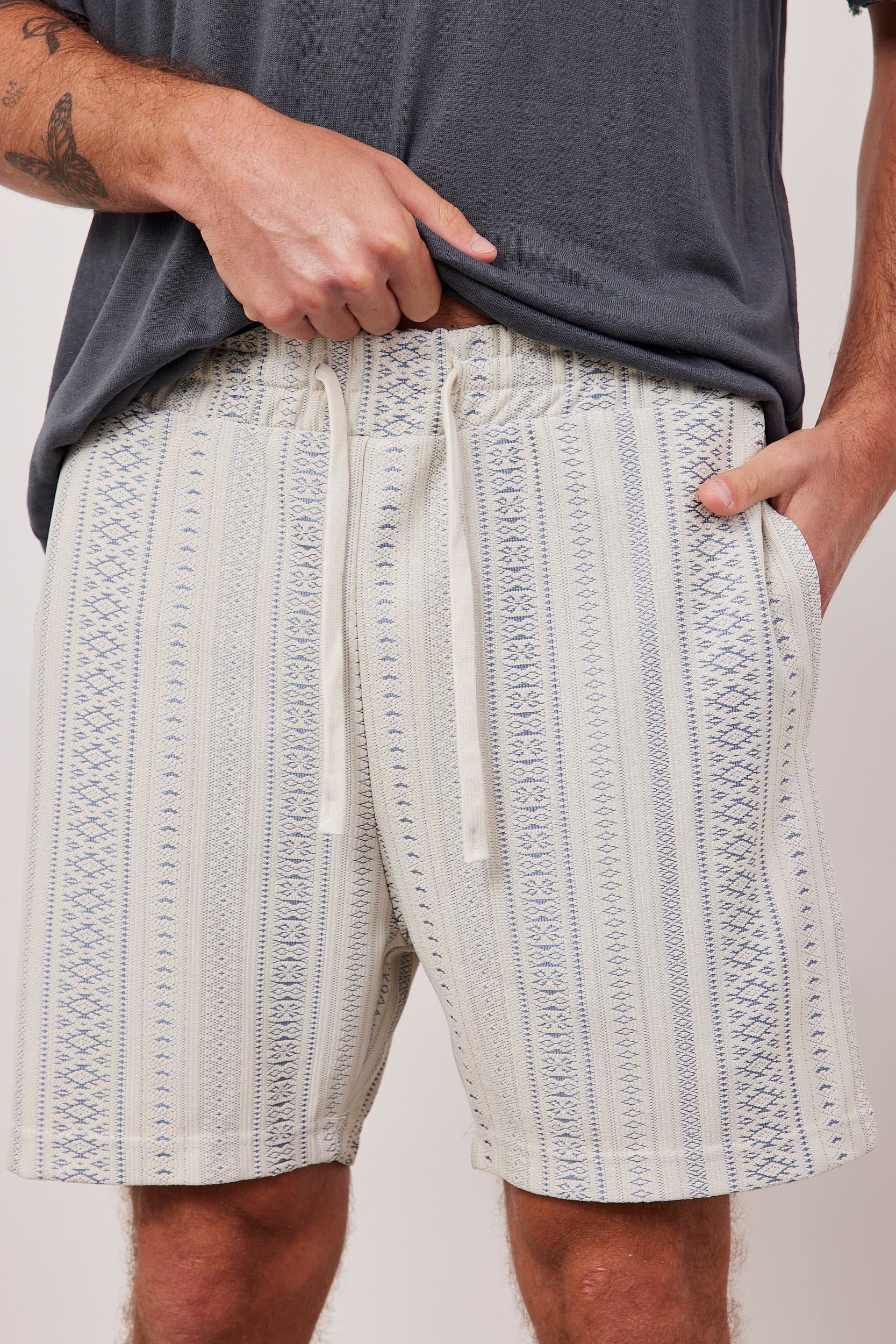 מכנסי ברמודה רקומים