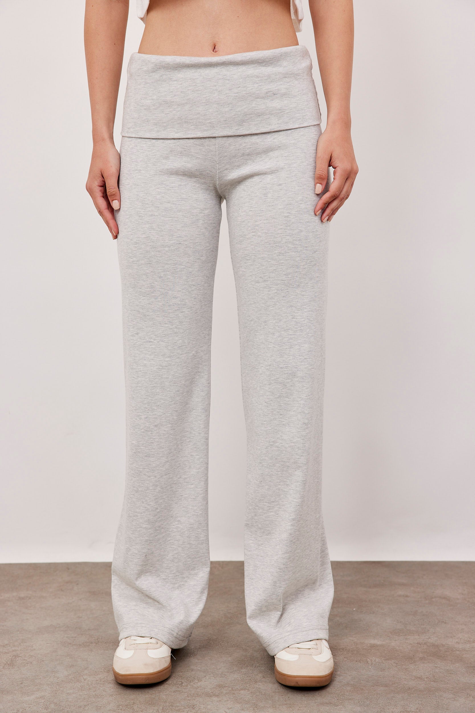 מכנסיים עם קפל במותן