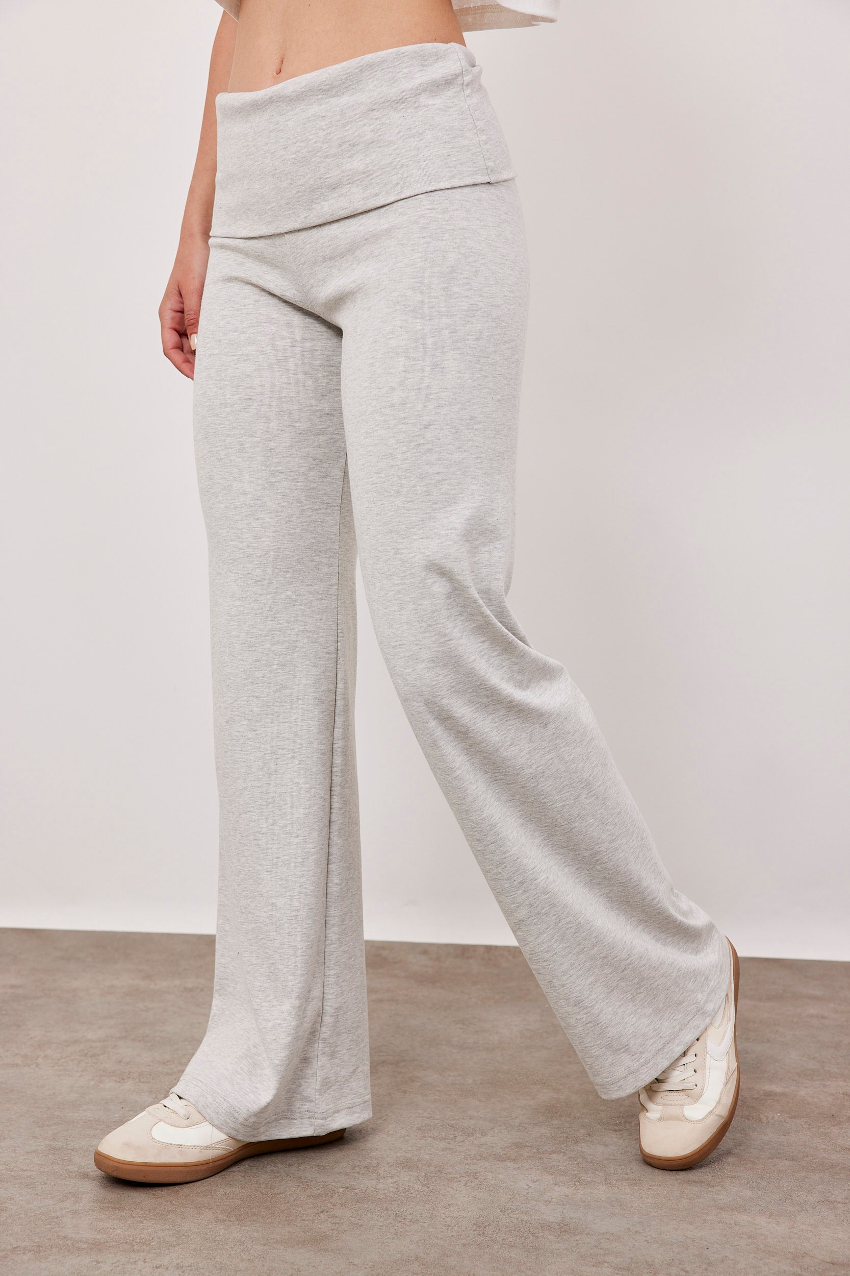 מכנסיים עם קפל במותן