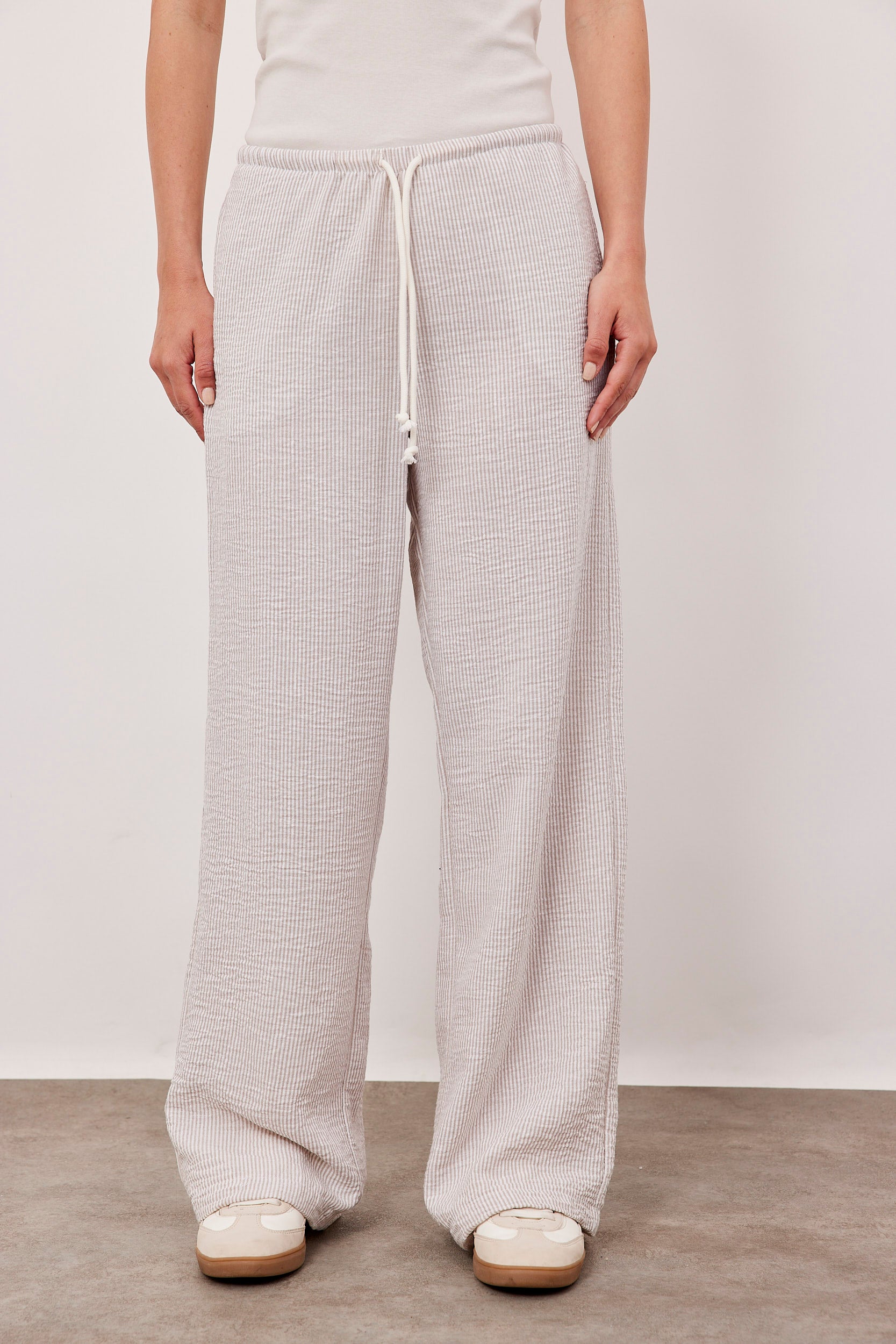 מכנסי פסים במראה פשתן