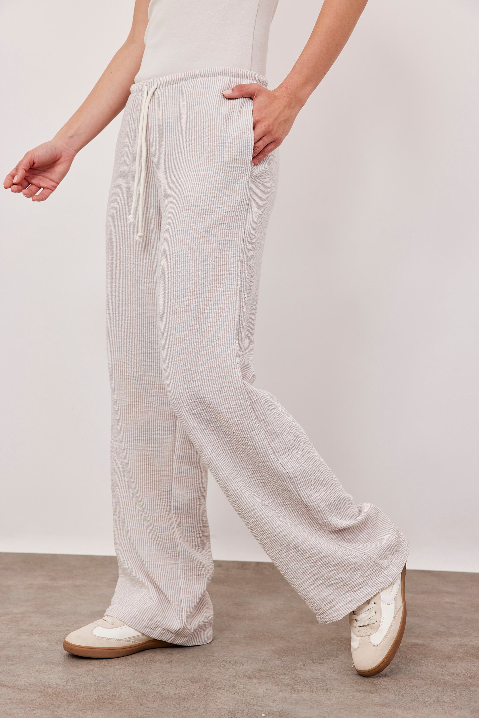 מכנסי פסים במראה פשתן