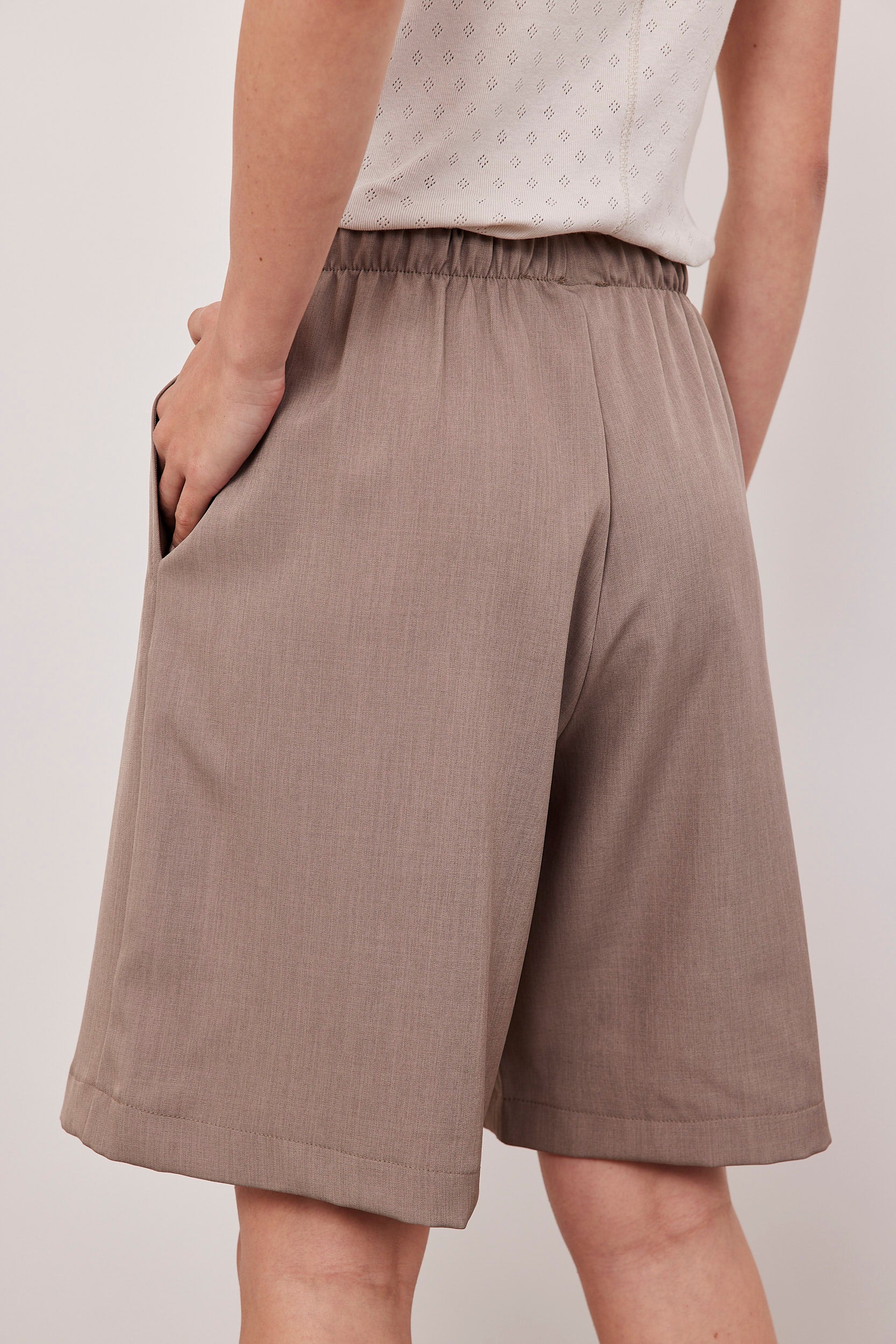 מכנסי ברמודה בגזרה רחבה