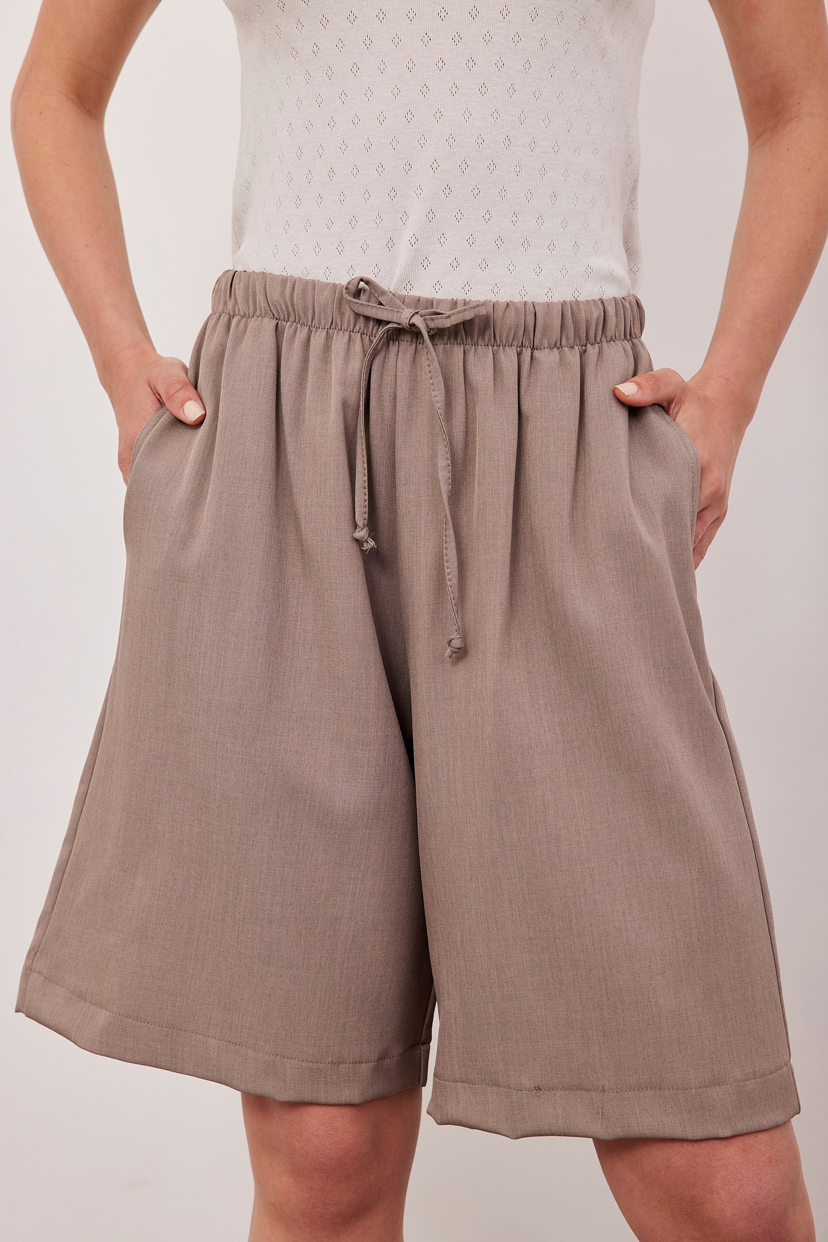 מכנסי ברמודה בגזרה רחבה