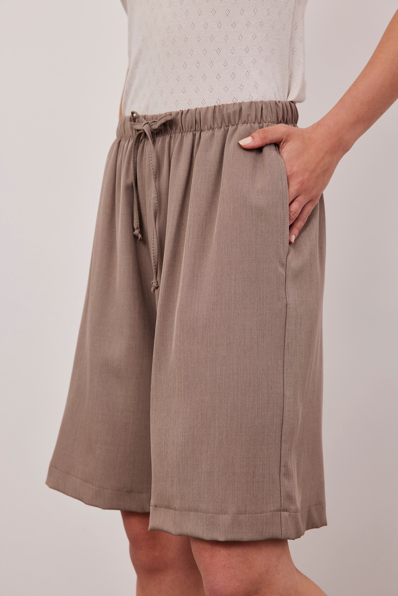 מכנסי ברמודה בגזרה רחבה