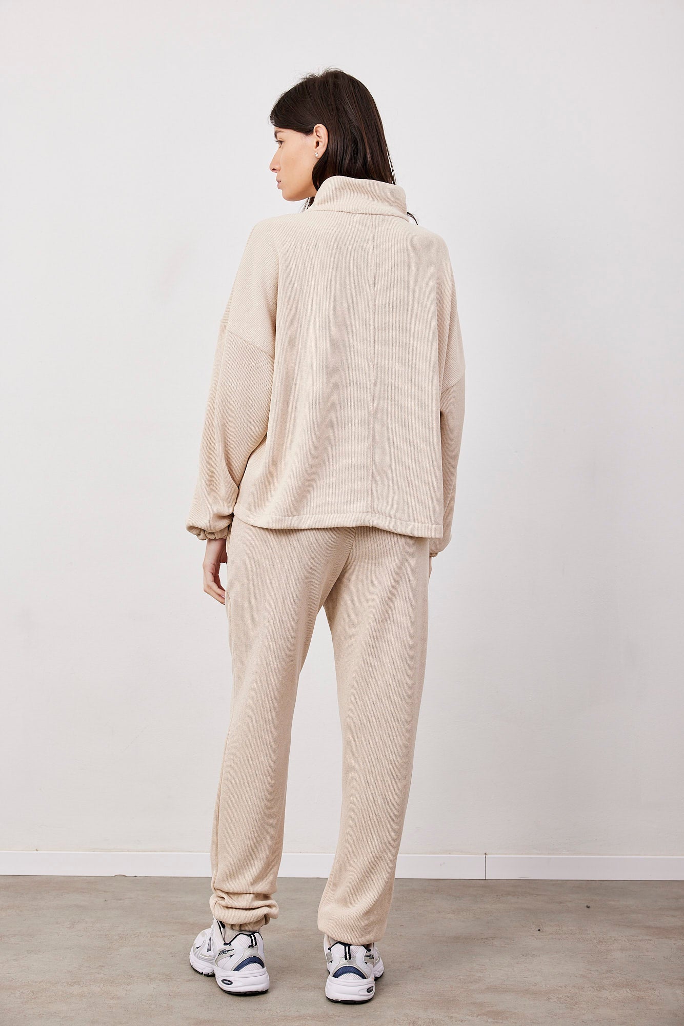 חליפת סריג צווארון עם רוכסן וכיסים - ITAY BRANDS