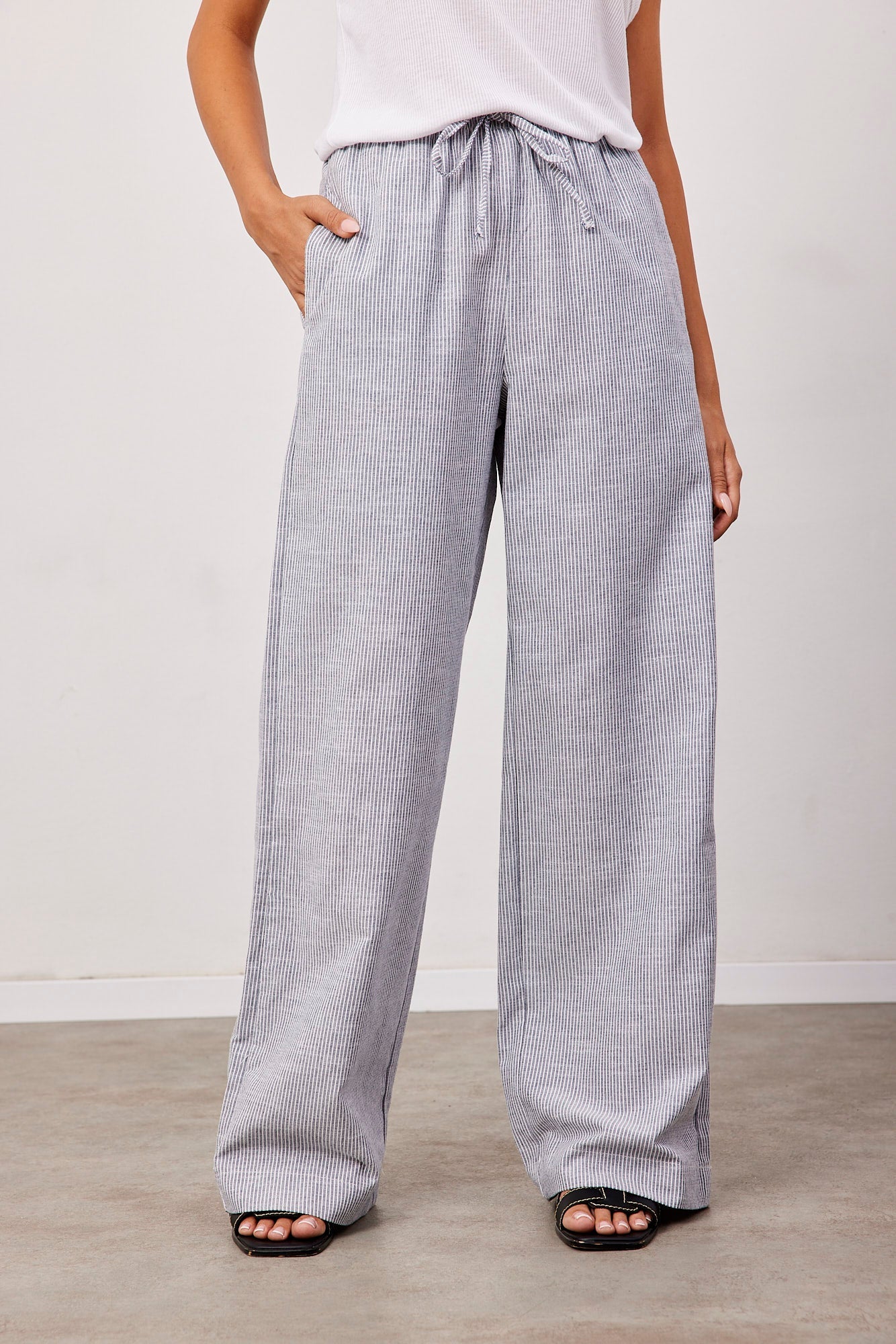 מכנסיים בשילוב פשתן בטקסטורת פסים - ITAY BRANDS