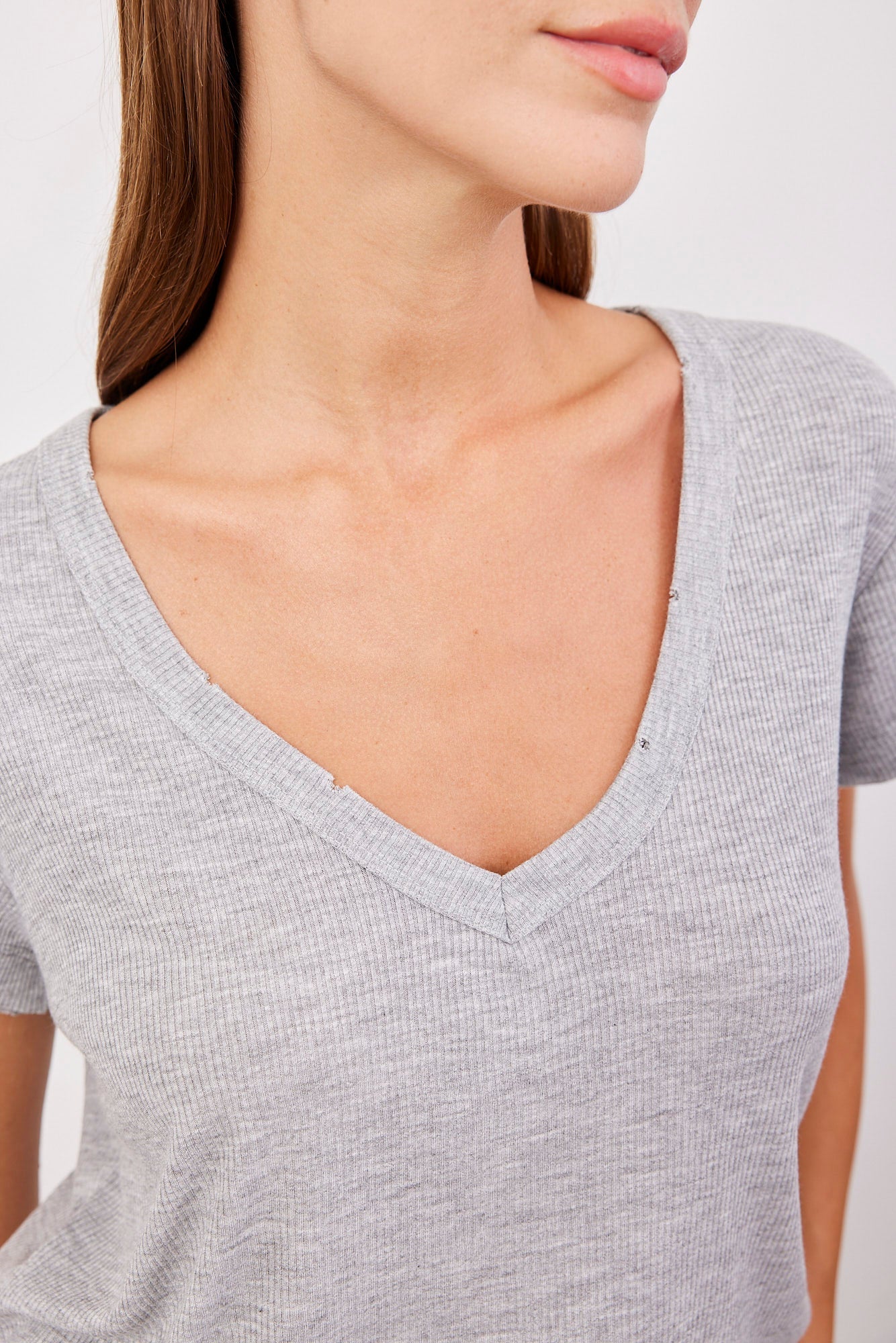 טי-שרט וי מבד רך בסיומת פרומה - ITAY BRANDS