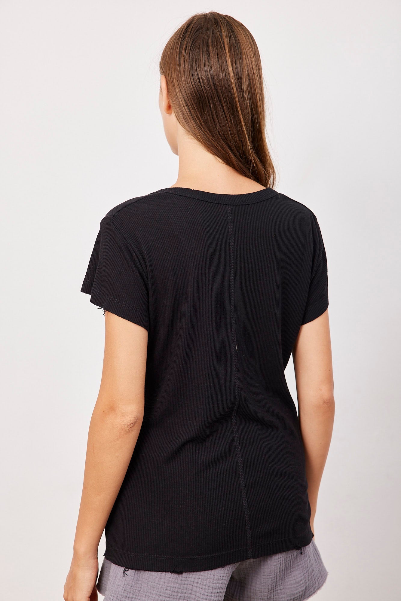 טי-שרט וי מבד רך בסיומת פרומה - ITAY BRANDS