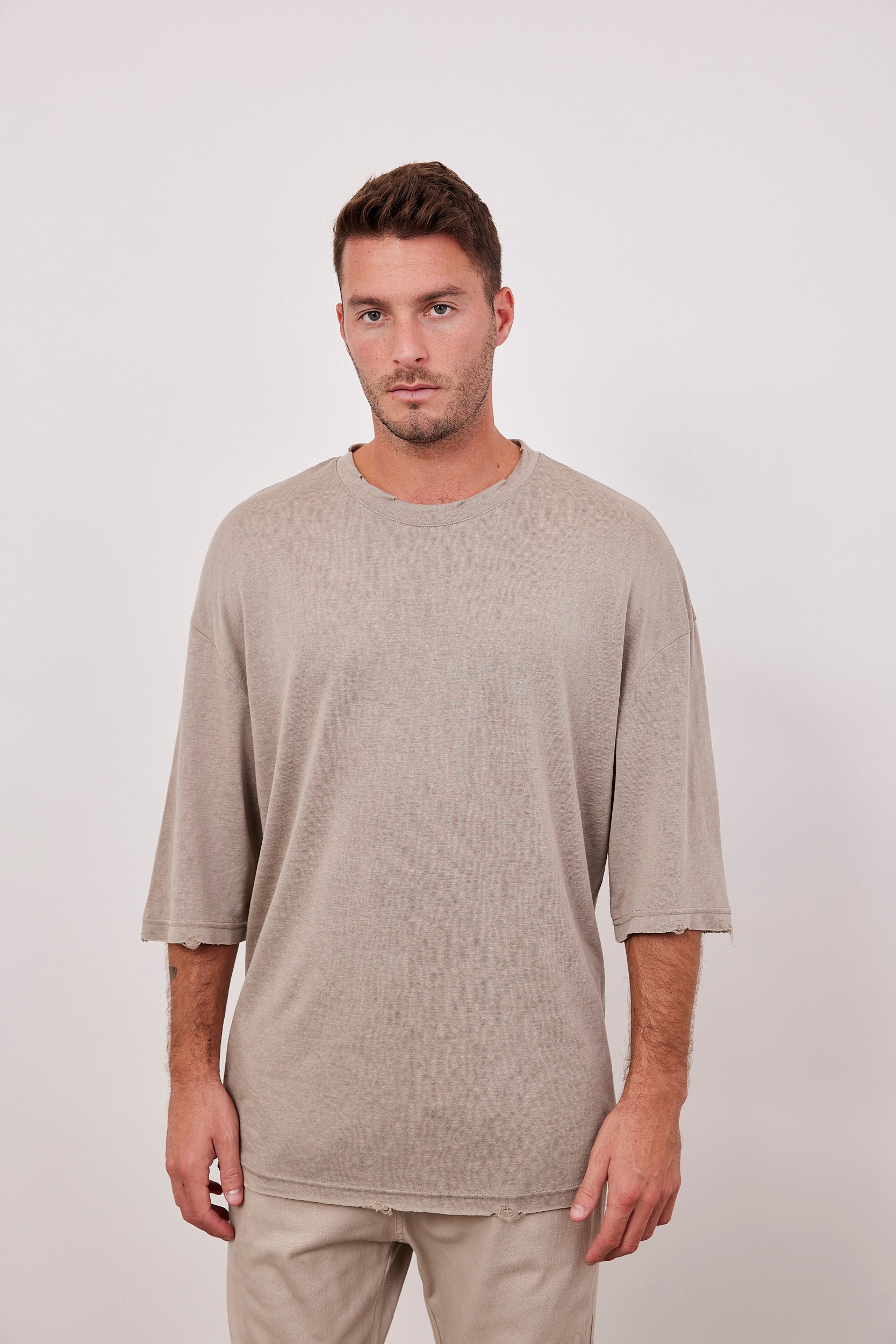 טישרט בגזרה רחבה עם קרעים